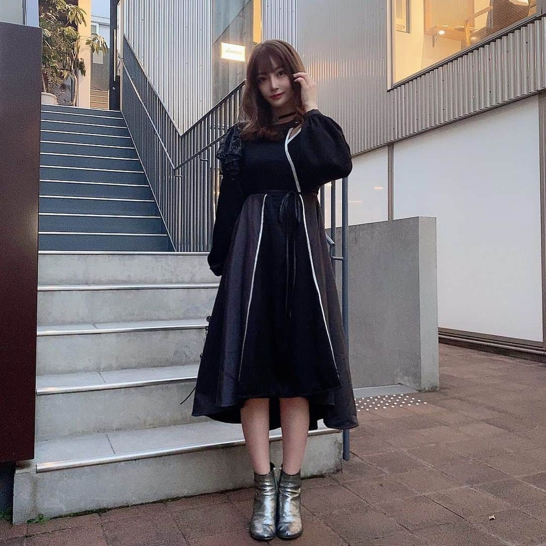 茜里さんのインスタグラム写真 - (茜里Instagram)「本日‼️11/29(日)19時〜Material mix piping dress 販売予定 ¥27,200円+tax  💫ほんのり光沢のある素材とスエードミックス、パイピングで縁取ったアシンメトリーなワンピース❤︎ デコルテチラ見せでRiuらしい🥺 裾のラインは後ろに向けて長めに設定🎀 袖もふんわりボリューミー、フレアたっぷりの、生地を沢山使用したドレスとなっています⭐️ 即発送なので寒くなってきたこの時期のデートにいかがですか？🥂 アウターの下のワンピース、薄着だと寒いので裏地あり長袖のワンピースで暖かく可愛く1着でコーデを決めちゃいましょう🎅」11月29日 6時37分 - riuakari