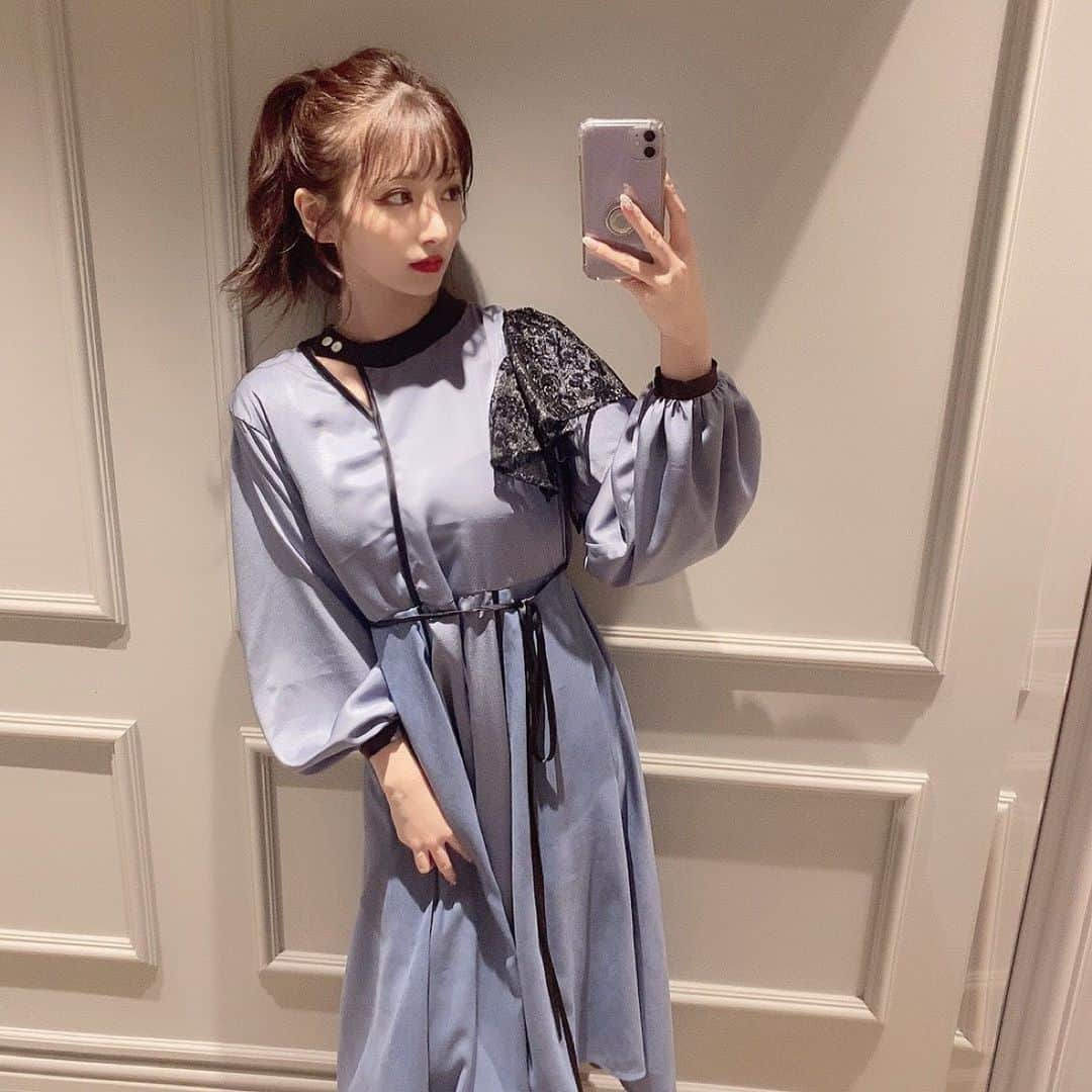 茜里さんのインスタグラム写真 - (茜里Instagram)「本日‼️11/29(日)19時〜Material mix piping dress 販売予定 ¥27,200円+tax  💫ほんのり光沢のある素材とスエードミックス、パイピングで縁取ったアシンメトリーなワンピース❤︎ デコルテチラ見せでRiuらしい🥺 裾のラインは後ろに向けて長めに設定🎀 袖もふんわりボリューミー、フレアたっぷりの、生地を沢山使用したドレスとなっています⭐️ 即発送なので寒くなってきたこの時期のデートにいかがですか？🥂 アウターの下のワンピース、薄着だと寒いので裏地あり長袖のワンピースで暖かく可愛く1着でコーデを決めちゃいましょう🎅」11月29日 6時37分 - riuakari