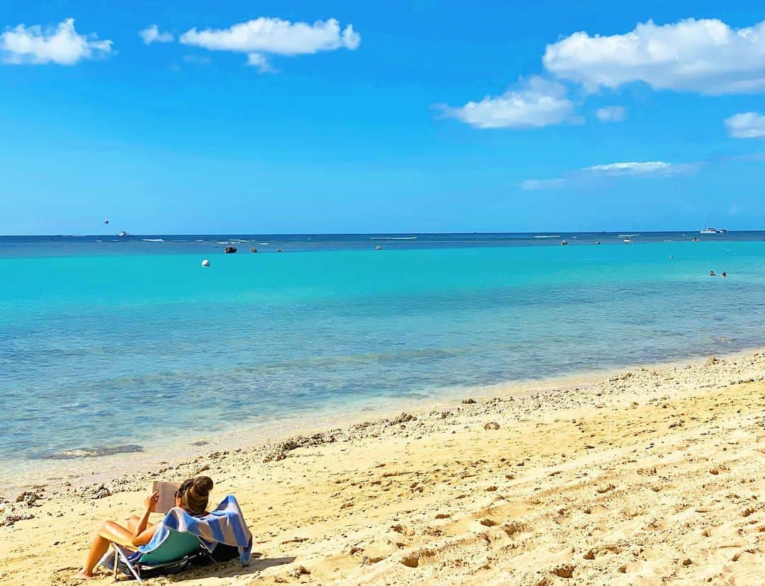 マキ・コニクソンさんのインスタグラム写真 - (マキ・コニクソンInstagram)「Good morning from Hawaii!! アラモアナ ビーチ⛱にワンズのお散歩に来ました！🐾🐾 今日も朝からご機嫌のハワイです！😊  砂浜で太陽を浴びながらの読書は最高に贅沢だね！📖　たくさん光合成してる！☀️👍🏼  ハワイにいるだけでテンションがアガるけどさらにわくわくする事を考えてもっと楽しい１日にしよう！🤗  アヤツとインフルに負けない様にねーっ！😤 同じ１日なんだからお互い楽しくハッピーに過ごそうね！なんたってハッピーが一番😄 笑顔で行ってらっしゃ〜い！👋🏼  #エアハワイ🌺  #ハワイのおすそ分け🤙🏼  #ハワイは平和です！🙏🏻 #ハワイ最高！🤙🏼」11月29日 6時40分 - makikonikson