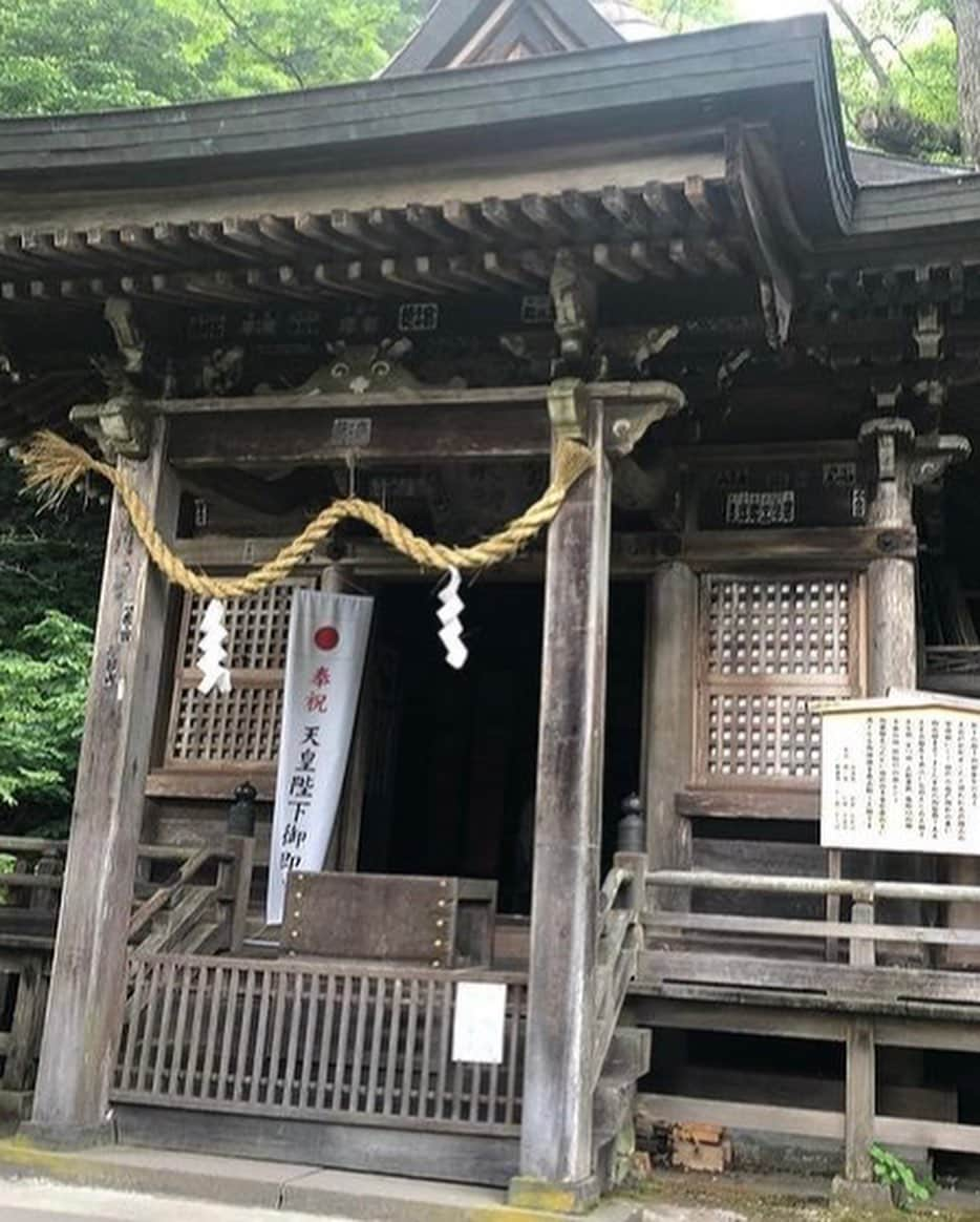 田中里依奈さんのインスタグラム写真 - (田中里依奈Instagram)「戸隠神社⛩ 去年、お参りに行った時の写真✨ 霊山戸隠山の麓に創建された、2千年余りに及ぶ歴史を刻む日本屈指の神社です✨ 今年は帰省出来なくて、お参りには行けなかったけど、子供の頃から可愛がってくれてた神社のお姉ちゃんが、神主資格をとって、御祈祷してくれたお札を実家に送ってくれたみたいで😊🌸 今の私の家には神棚ないから、実家の神棚に置いてもらってるんだけど、今でも心配してくれてお祈りしてくれて本当に有難いし嬉しい🥰 私の名前も戸隠神社でつけてもらったから、私の原点というか、沢山のエネルギーをもらえる場所。奥社の杉並木に入った瞬間、氣の流れというかエネルギーが変わる✨これは、霊感なくても不思議と感じる波動があるんだよね➰😀 お参りに行った後は、不思議な事が沢山起こるというか、デジャヴとか正夢みたりとか、自分でも信じられないような事が起きるんですよね🙄 私にとっては特別な場所、これ以上話すと変な子って言われてしまいそうなのでこのへんにして🙌 コロナが落ち着いて帰省できたら、真っ先にご挨拶に行かないとな😁➰♡ . #戸隠神社#去年の6月 #戸隠神社五社巡り #古事記#パワースポット#長野県#信州#天岩戸が飛んできた場所#日本神話#神社仏閣巡り#私のパワーの源」11月29日 6時43分 - riina_tanaka