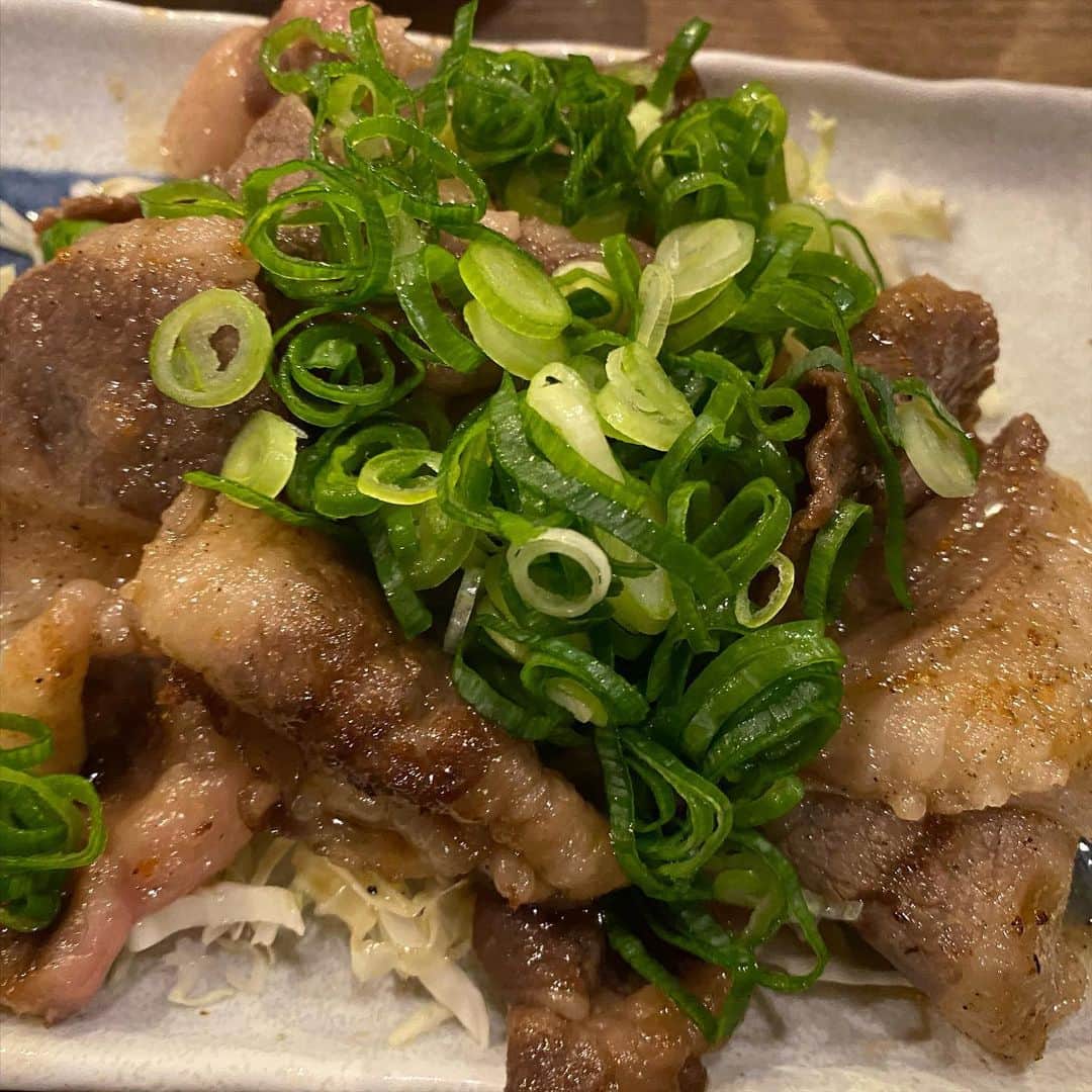 gram住道オペラパーク店さんのインスタグラム写真 - (gram住道オペラパーク店Instagram)「広島焼きで有名なみっちゃん。 味はもちろん美味しいがコスパも最高。サイドメニューもたくさん有り、 牡蠣や広島名物のガンス（魚のすり身を揚げたやつ）や、コウネ（ブリスケ）なんかも食べれます。 毎回長蛇の列なんで、予約しての来店がオススメです。 やまろぐ3.8  #広島やき#広島グルメ#牡蠣#ガンス#コウネ＃やまろぐ#みっちゃん#みっちゃん総本店」11月29日 7時06分 - yamarogu_official
