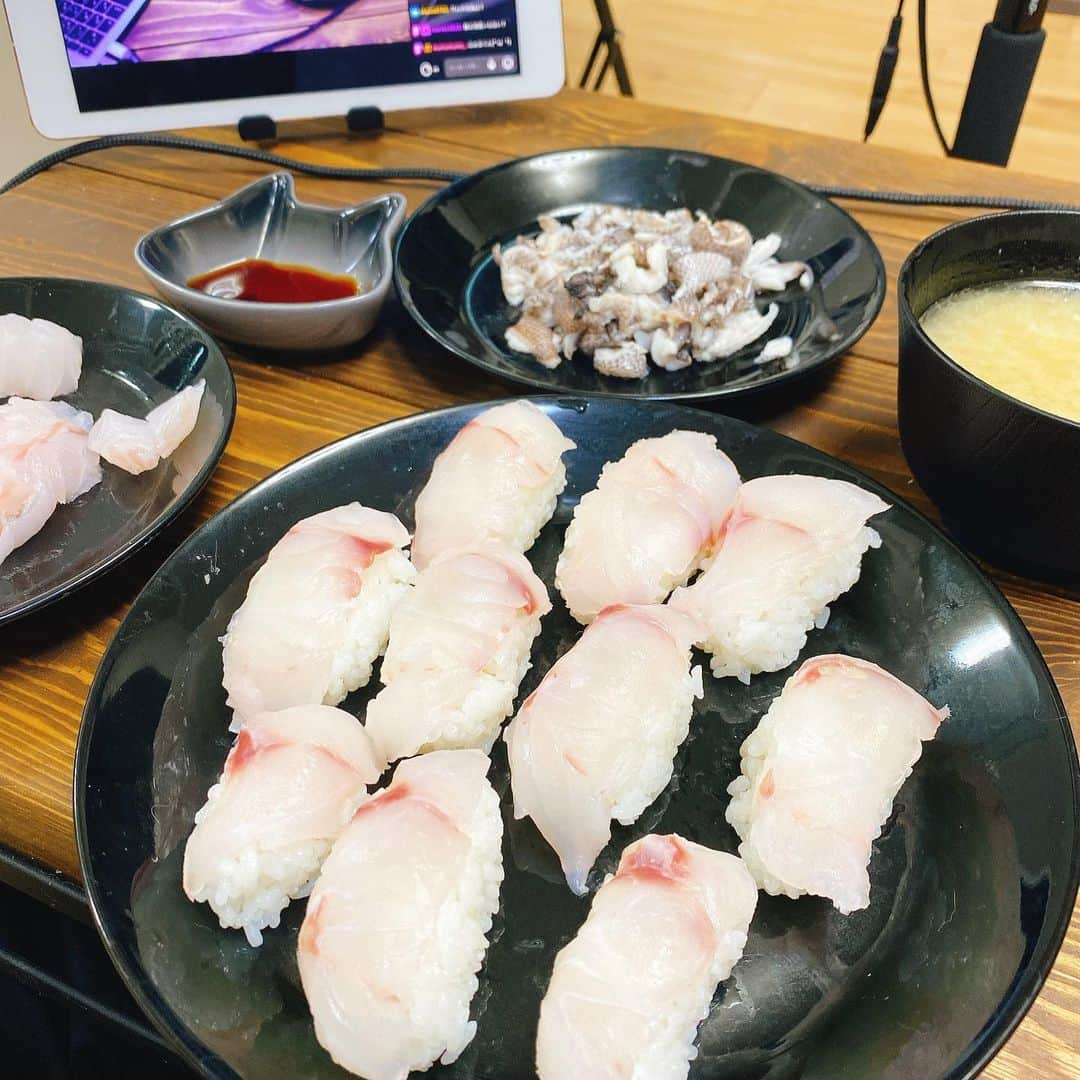 蛇足のインスタグラム：「本日の川村飯店 釣ってきたマハタの寿司と刺身と皮の湯引きとアラ汁」