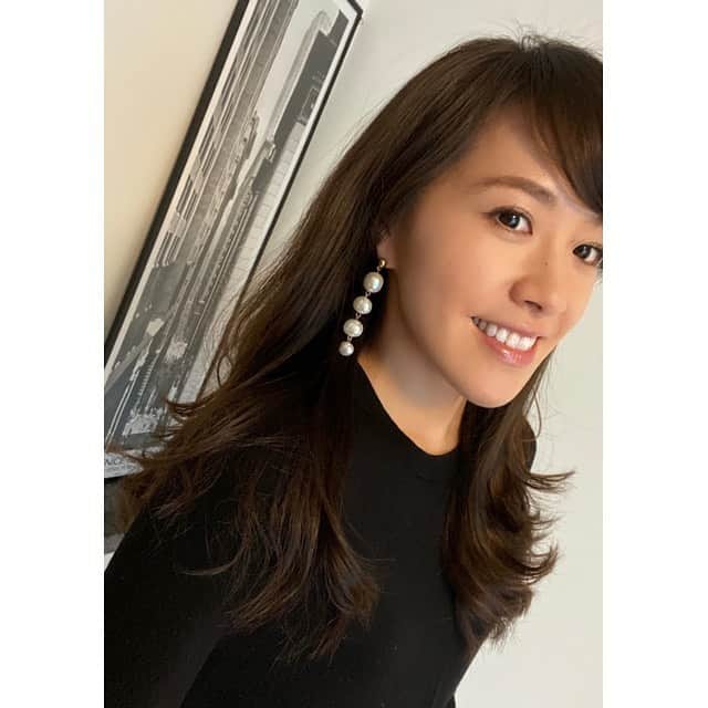 堤友香のインスタグラム：「. 直線多めの大人顔タイプ （特にエレガント、クール）にも 似合うパール見つけましたー🙌  ✔︎パールの形が四角  ✔︎一連のデザイン  仕事にもつけましたが けっこう映像映えもしました✌️  ピアス @kugemaiko ear_papillonner   #顔タイプ診断 #顔タイプ #顔タイプキュート #イメージコンサルタント #セントフォース #アナウンサー #アナウンサー衣装 #アナウンサー志望  #顔タイプ診断東京 #パーソナルカラー診断 #パーソナルカラー診断東京 #骨格診断東京 #メイクレッスン #メイクレッスン東京 #ユニクロ #ユニクロコーデ #zara」