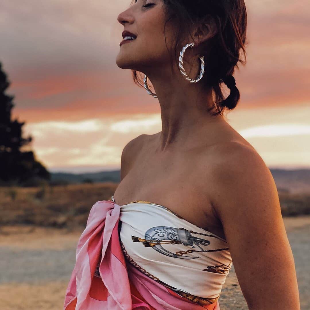 ダニジョーのインスタグラム：「SILKS & SILVERS 🌅 @danielleasnyder in the Tie-Dye Skirt + Naomi hoops 🌺#dannijogirls」