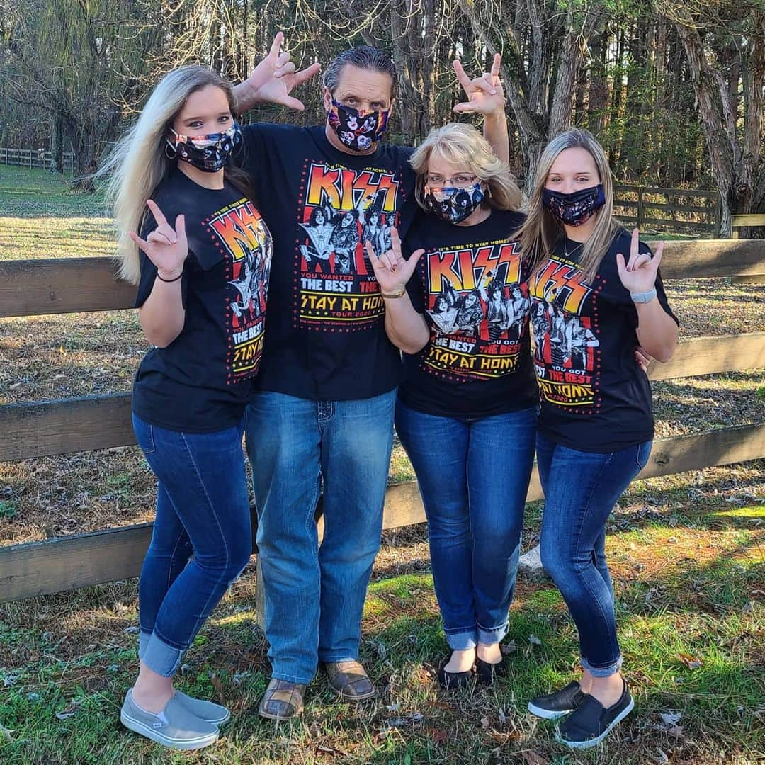 KISSさんのインスタグラム写真 - (KISSInstagram)「#KISSFamilies Rock! Here's The Stanley Family rocking their #KISS Stay at Home Tour shirts & KISS facemasks!」11月29日 7時14分 - kissonline