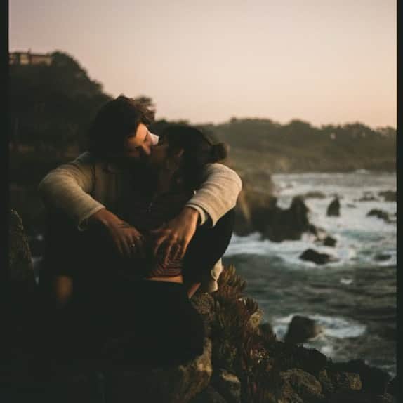 のインスタグラム：「I’ve learned a lot about love with this guy. It’s not just the happy blissful moments you see in pictures and videos- When you’re in a relationship with someone, it feels like they are this mirror reflecting yourself back to you-  I constantly have to confront my fears, my anxieties,  my insecurities, my patterns of thinking, my beliefs about life and about myself. It’s not as simple as it looks in pictures sometimes. sometimes, it’s messy and uncomfortable and ugly lol. But there’s nothing like the pull, the FORCE that is love, to be the light in the darkness- to be the gravitational pull that gives you the relentless strength to be braver,wiser, and better than you were yesterday. It’s so instinctive for us to love, even if our minds try to protect us from it sometimes, but our nature as humans is to love. And to be in love means to choose that person over and over again, to go through the messy stuff with. And that’s way more beautiful and raw and real than perfection. I’m all for being vulnerable on social media because I think only the neatness and perfection of life is shown on here; and that can make us all feel extra lonely and weird! So raise your glass to the messiness and weirdness of being human and the miracle. And the easiness. And the instinct. And the  relentless force that is love.」