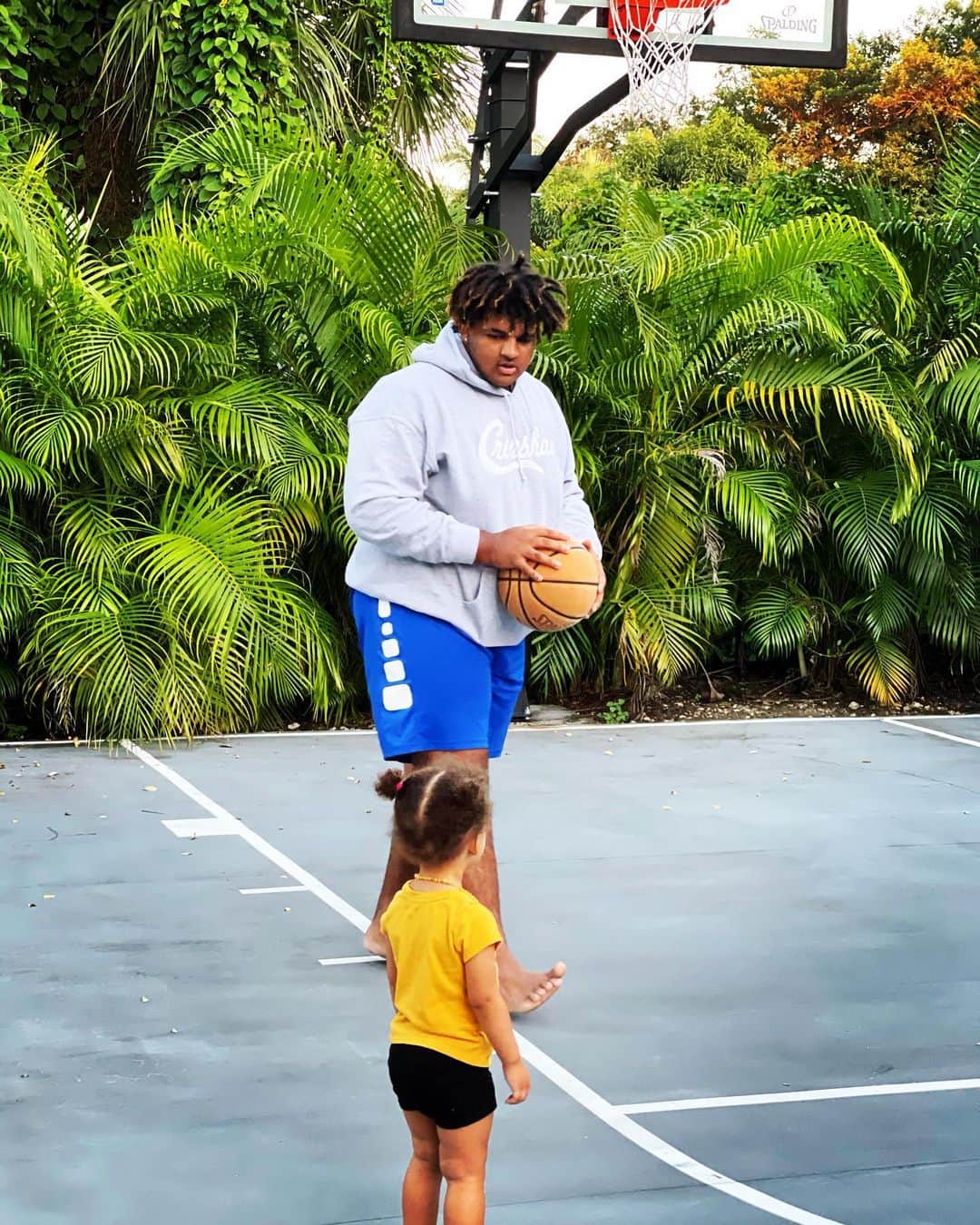 カルロス・ブーザーのインスタグラム：「Big Bro Showing Baby Sis How Its Done!!!! These Moments 🙌🏽... #legacy #HOLDAT」