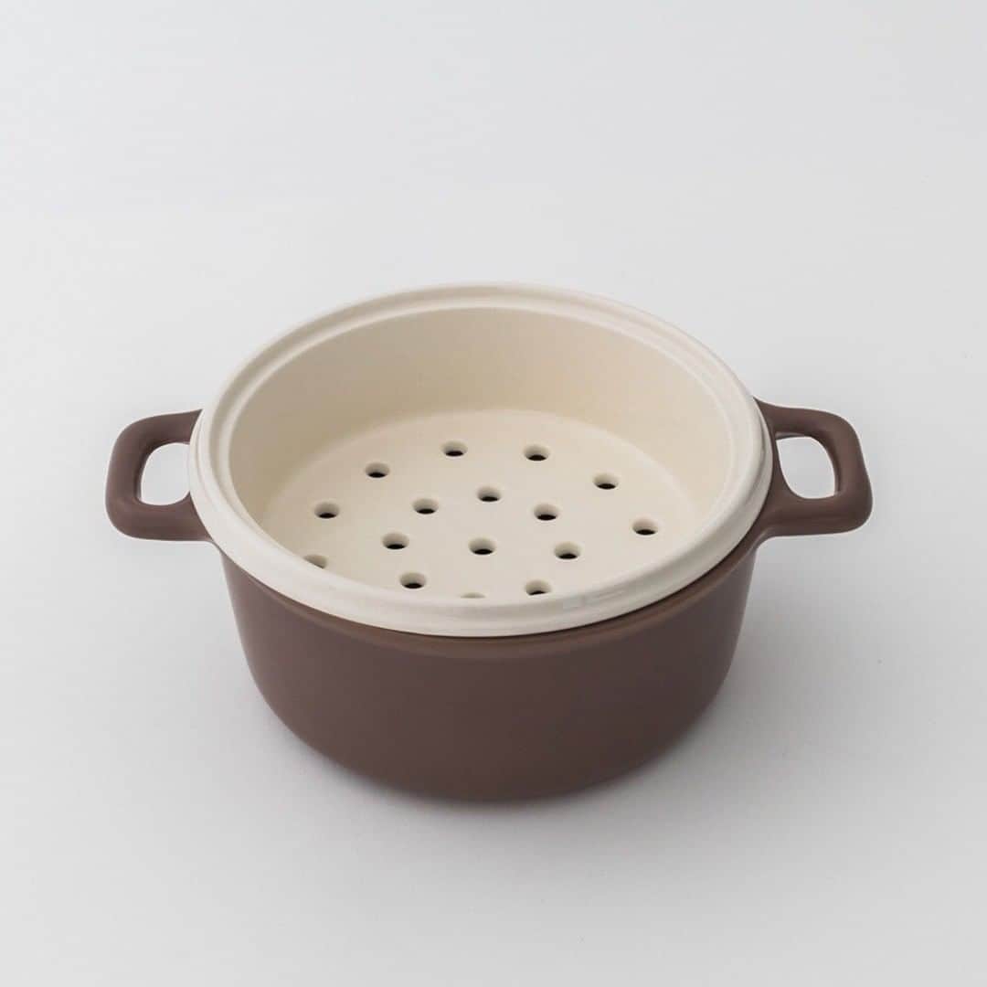Komerco-コメルコ-さんのインスタグラム写真 - (Komerco-コメルコ-Instagram)「. 煮る焼く蒸す。 ひとつで三徳 #三とく鍋  ひとつの鍋で煮る、焼く、蒸すの機能が使える便利なアイテムです。 料理の幅が自然と広がりそうですね。  遠赤外線効果のある陶器は、 中までじっくりと火を通してくれるのがポイント✨  蒸し料理はもちろん、 スープや煮物、焼き物なども、美味しく仕上がります😙  ------------------------------- かもしか道具店／三とく鍋 茶 https://komer.co/products/pnBmUMSp6097eXwiaVIW  ▷こちらの作品はKomercoアプリとWebサイトでクリエイターから直接ご購入いただけます。 ホーム画面の検索窓で「かもしか道具店」と検索してください🔎  ▷Web版はプロフィールリンクから📲 @komerco_official  ▷iOS版アプリのダウンロードはAppStoreにて「Komerco」または「コメルコ」と検索🔎 -------------------------------  #komerco #コメルコ #cookpad #クックパッド #komercoごはん #料理をもっと楽しく #おうちごはんを楽しもう #おうちごはん #instafood #foodpic #cookinglove #手しごと #komercoクラフト #クラフト #手作り #一点物 #かもしか道具店 #三とく鍋 #蒸し器 #鍋 #蒸し料理 #スチーム #蒸し野菜」11月29日 7時30分 - komerco_official