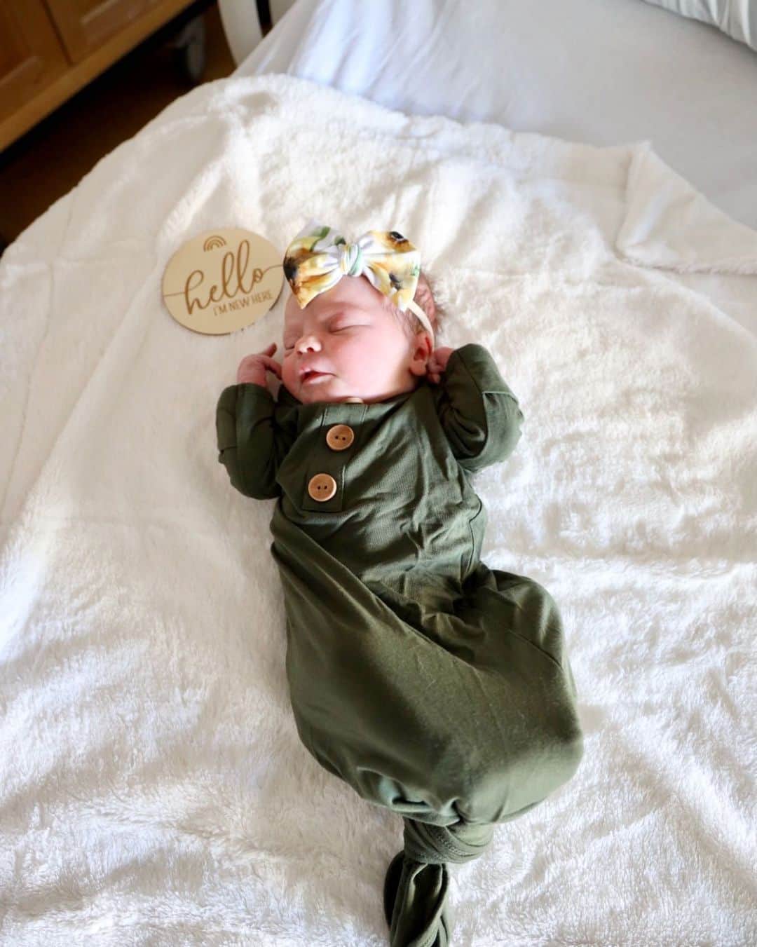 ジェイコブ・ダルトンのインスタグラム：「Well a much longer Thanksgiving BUT one we will never forget and one we are incredibly thankful for. I can’t wait to make so many memories and watch you grow... hopefully not too fast ☺️ I love you so much already. Welcome Lucca Rose Dalton on 11/26/20.  Also I love you @kaydalton_ and you are an incredibly strong and beautiful person. We have an amazing future ahead 😍」