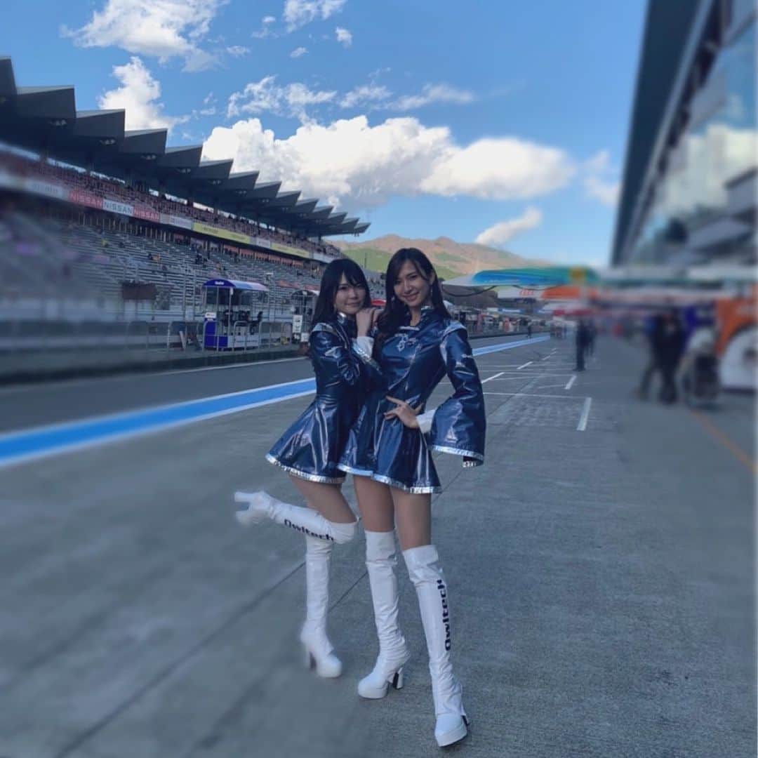 武田美憂のインスタグラム：「. 本日は ほんとに！ほんとの！最終戦！ SuperGT @FGW⛰ . 我らが39号車、 DENSO KOBELCO SARD GR Supra は フロントローからのスタートです✨ . グリッドボードはリーダーである おひなが持ちます💙💙💙 レース中はTwitter更新頻度高めなので Twitterも是非見てください！ .  #supergt #sgt #tgr #supra #toyota #race #スーパーgt #owltech #オウルテック #レースクイーン #tgrteamsard #39」
