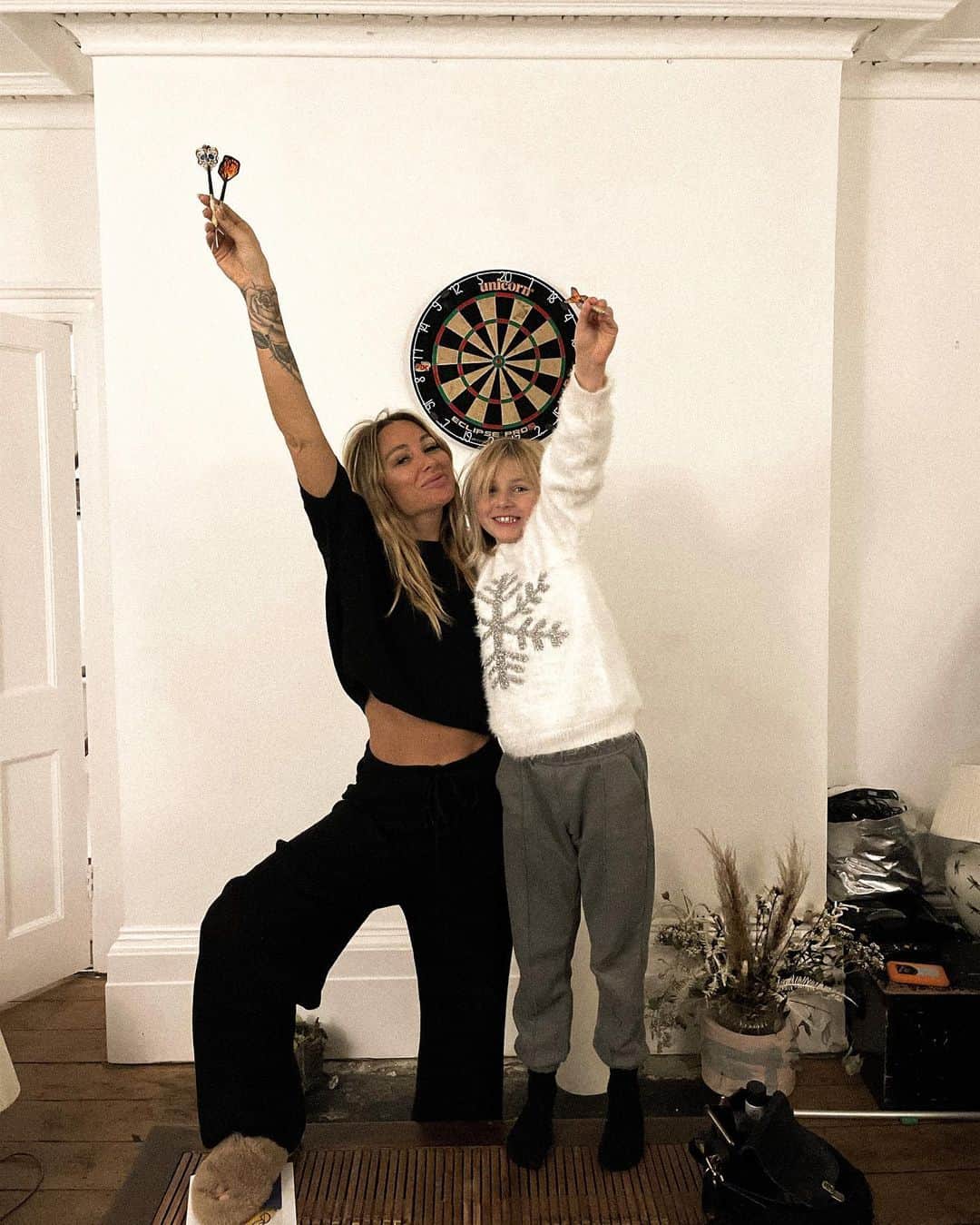 ルー・ティーズデールのインスタグラム：「Good old wholesome family game of lockdown Christmas killer darts」