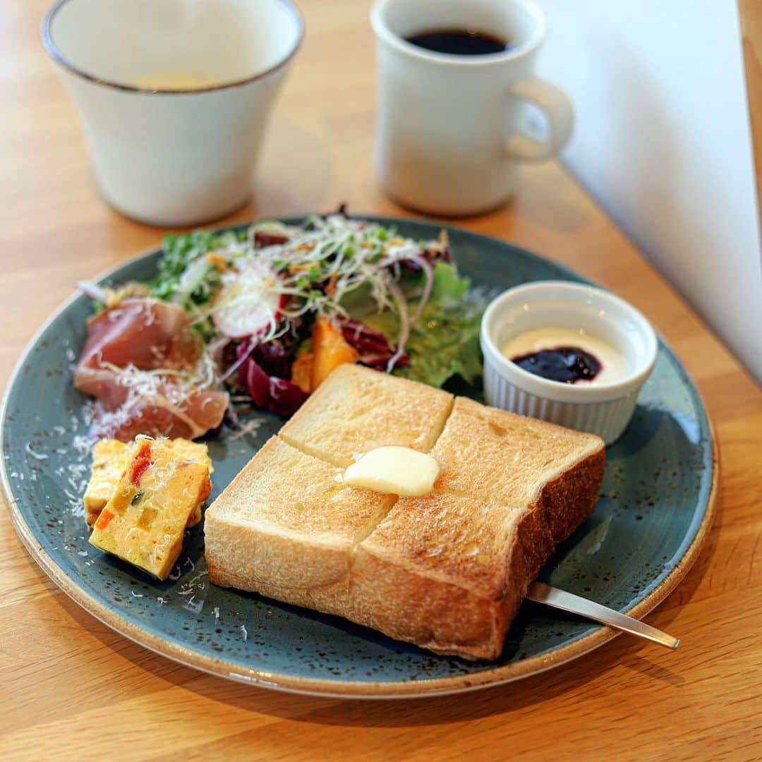きょん。さんのインスタグラム写真 - (きょん。Instagram)「.  .  HANAMUSUBI   普段 訪れることのない 稲美町。  というよりも 過去3回しか訪れたことないけど、 理由は同じ @hanamusubi_inami で 朝ごはんが食べたいから。  #hanamusubi #breakfast#toast#coffee」11月29日 7時40分 - kyon_tokiiro