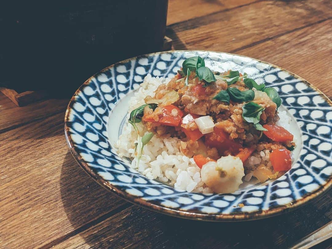 藤田敦子のインスタグラム：「ㅤ 【#blendakitchen 】 Lunch ㅤ 大好きな @alishanorganic の #NoMeatNovember 企画に賛同して ガパオをオムニミートで作ってみました。 ㅤ レシピは、届いたばかりの @miyare38 の 美食姿4から拝借😉 セロリを入れてみたり、お肉じゃない分 @mother_inc のベジストック使ったりと 少し自分なりにアレンジしてみました✨ ㅤ #nomeatnovember だけど、この先も家では #nomeat でいくよん😉 ㅤ 実は体調悪くて薬飲んでるから 毎日顔が浮腫んでつらたんですが 12月は元気に迎えたい所存🙏」