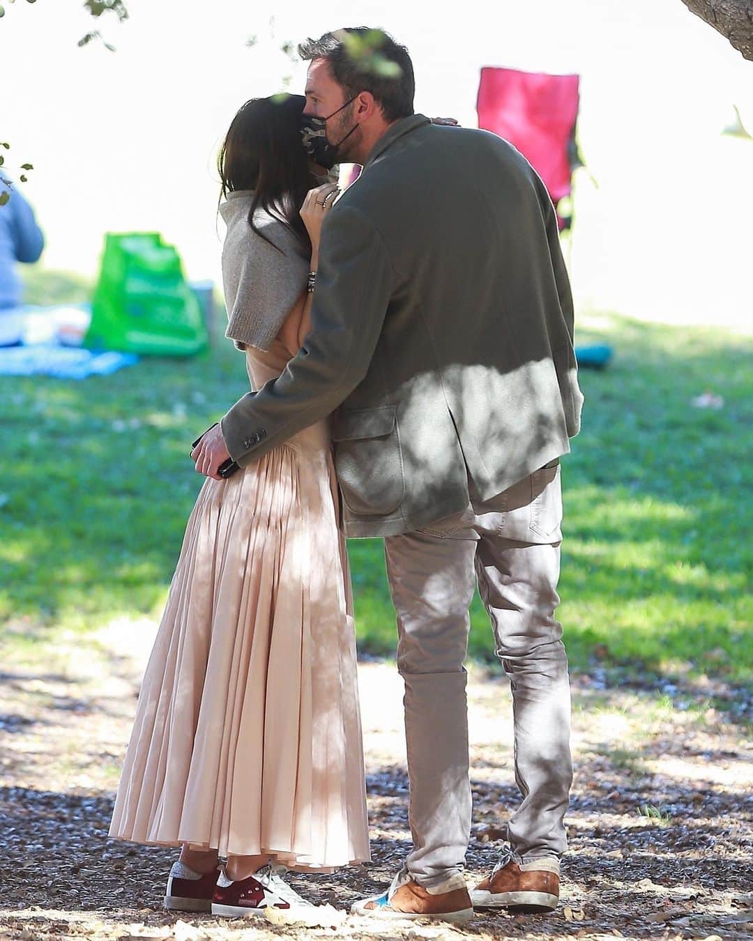 Just Jaredさんのインスタグラム写真 - (Just JaredInstagram)「Ben Affleck and Ana de Armas showed off a little bit of PDA while visiting a local park with his kids on Saturday afternoon. To read about the couple’s first Thanksgiving together, tap this photo at the LINK IN BIO. #BenAffleck #AnaDeArmas Photos: Backgrid」11月29日 7時49分 - justjared