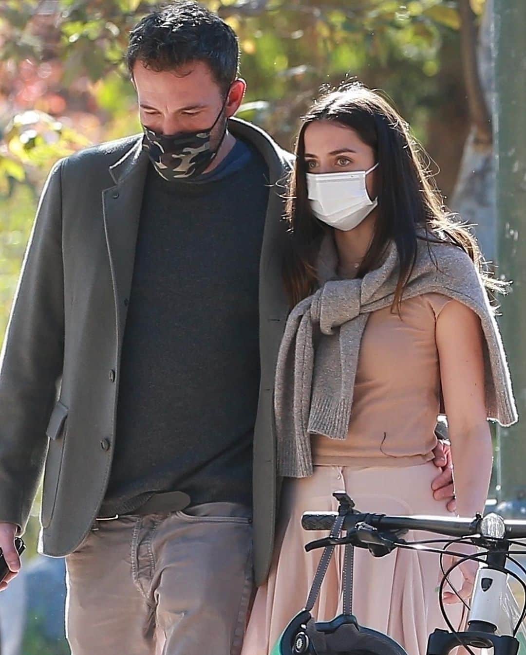 Just Jaredさんのインスタグラム写真 - (Just JaredInstagram)「Ben Affleck and Ana de Armas showed off a little bit of PDA while visiting a local park with his kids on Saturday afternoon. To read about the couple’s first Thanksgiving together, tap this photo at the LINK IN BIO. #BenAffleck #AnaDeArmas Photos: Backgrid」11月29日 7時49分 - justjared