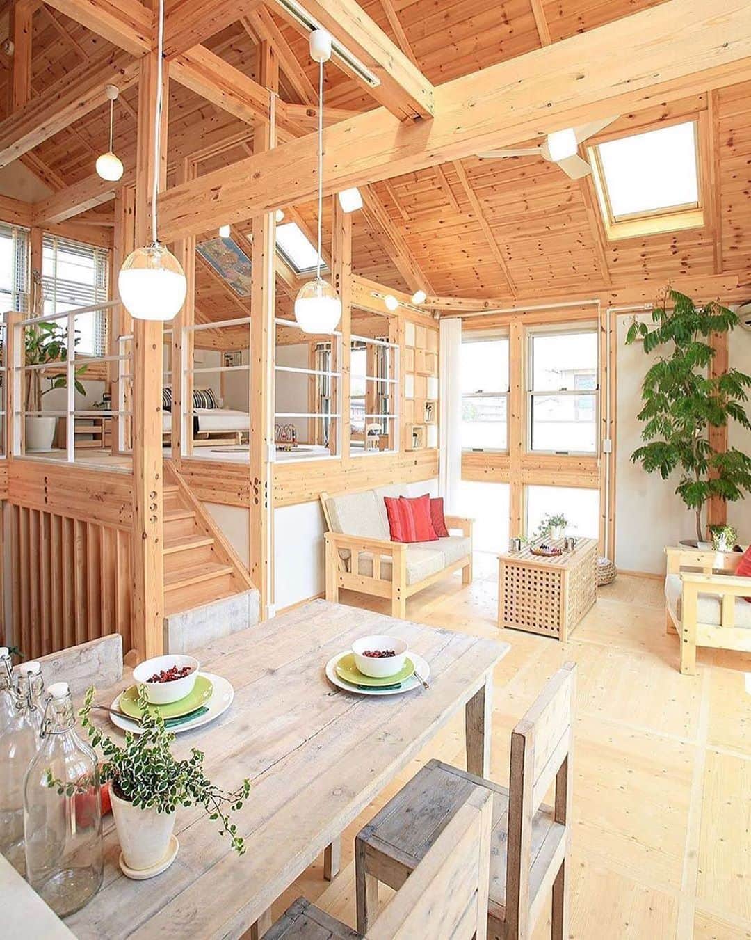 のインスタグラム：「こんなスキップフロアはいかがですか？✨ その他の施工事例は　@nexthausdesign1947 からホームページへ行ってチェックしてください😆✨・ - - - - - - - - - - - - - - - - - - - - - ・ 時を超えた、 新しいスタンダード。 #NEXTHAUSDESIGN ・ - - - - - - - - - - - - - - - - - - - - - - - - - - - - more photos → @nexthausdesign1947 - - - - - - - - - - - - - - - - - - - - - - - - - - - - ・ #ネクストハウスデザイン は心地よい#木の家 をお客様と一緒につくる#木造 の#注文住宅 を中心とした、創業1947年に創業した#宇都宮市 の#工務店 です。 ・ 大手ハウスメーカー 等が推奨する、30年ごとに建て替える家ではなく、#無垢材 やモイス などの#自然素材 を使い、そのご家族の#暮らし 方に合わせた#心地よい暮らし をご提案しています。 ・ そんな#家づくり を実際に体感できる#モデルハウス がありますので、ぜひご見学ください。 ・ あなたの理想の#マイホーム の答えが私たちの#家づくり にあります。 ・ #新築 用の#土地探し から#住宅ローン 等の資金計画まで、DMやメール、お電話等でいつでもご相談ください。 ・ #マイホーム計画 中の方は、HPより資料請求して頂ければ、コンセプトブック等をお届けいたします。 ・ ↓のプロフィール欄からHPに移動できます。 ・ - - - - - - - - - - - - - - - - - - - - - @nexthausdesign1947 - - - - - - - - - - - - - - - - - - - - - ・ ・ 施工対応エリア ・ #栃木県 全域 #宇都宮市 #さくら市 #真岡市 #下野市 #日光市 など ・ 車で1時間以内の範囲を主に施工エリアとしていますが、それ以外の地域の方もお気軽にご相談ください。 - - - - - - - - - - - - - - - - - - - - - このインスタの管理人は世界を変える住宅屋 @mizonobe です。 家づくりに関することも、そうで無いことも ご相談お待ちしてます！」