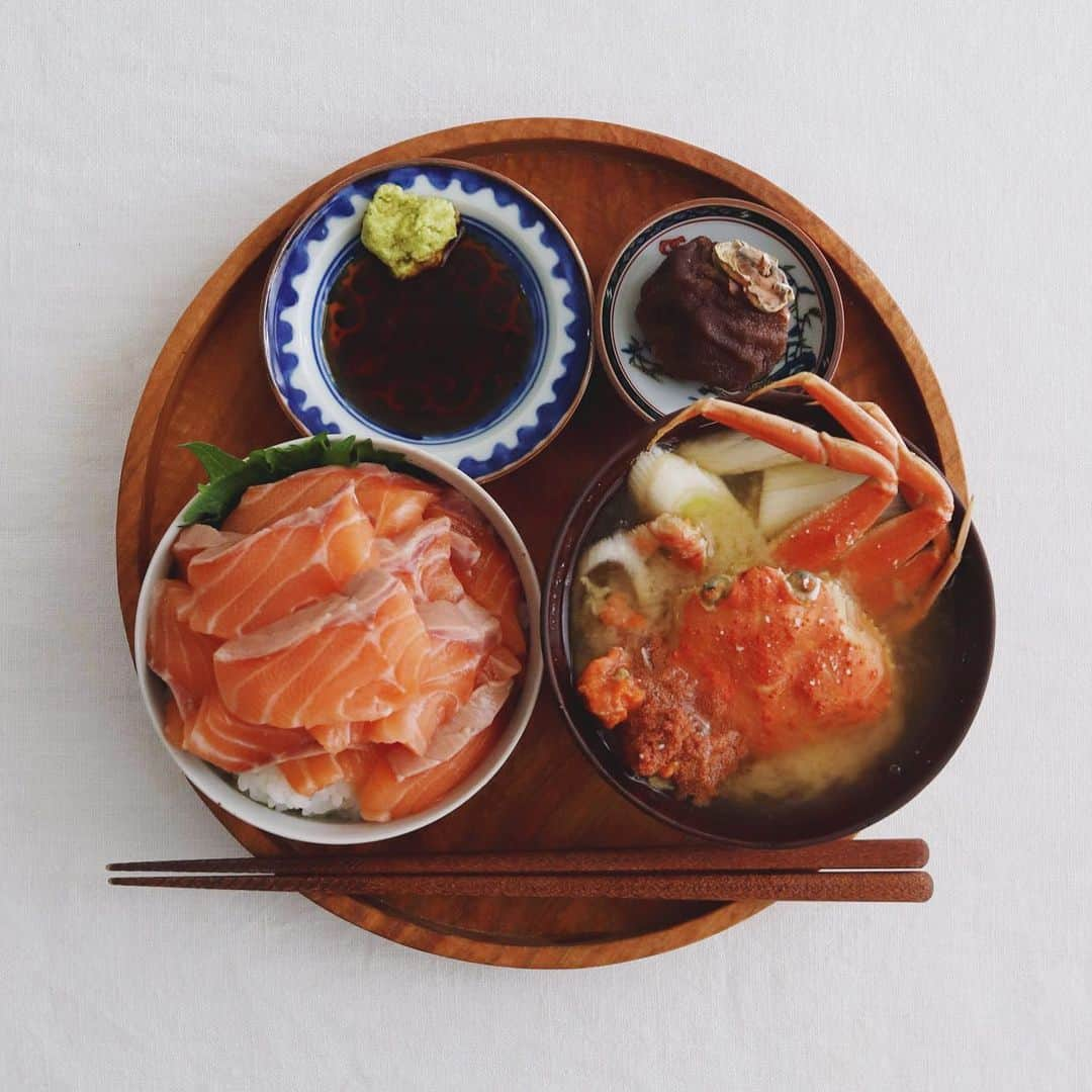 樋口正樹さんのインスタグラム写真 - (樋口正樹Instagram)「Today's breakfast . きょうの朝ごはんは、 残り物だけど贅沢な 半端な切り落としの サーモンのせごはん、 セコガニのお味噌汁、 食後の干し柿ひとつ。 . . . #アスタキサンチン #朝食 #朝ごはん #サーモン丼 #カニ汁 #蟹の味噌汁 #味噌汁 #干し柿 #japanesebreakfast #japanesefood」11月29日 8時08分 - higuccini