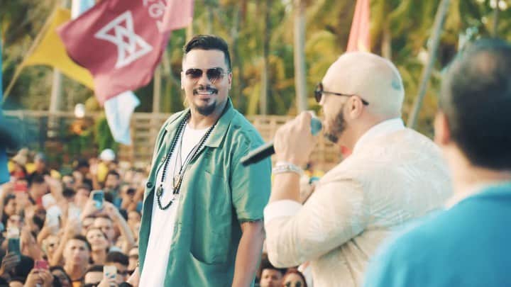 Sorriso Marotoのインスタグラム：「Qual música define sua relação com quem você AMA no momento?   💔 100 Likes: vive amando sem poder amar, só imaginando.  ❤️ Mal Entendido: pensar em amizade da calafrio. Tudo no lugar, vocês se amam.   Deixa o emoji nos comentários.」