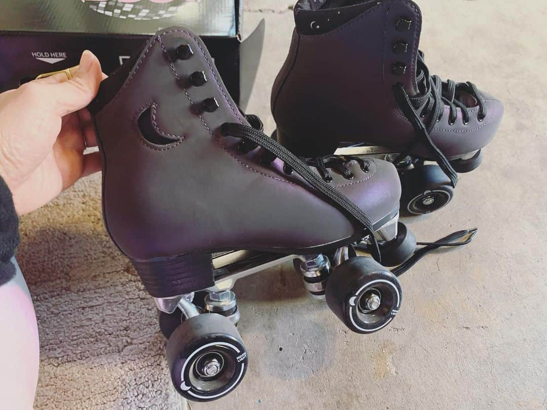 OLIVIAのインスタグラム：「My new roller skates!! @moonlightroller ahhhhh! Love the color! They glow in the dark too. 🤩🤩🤩」