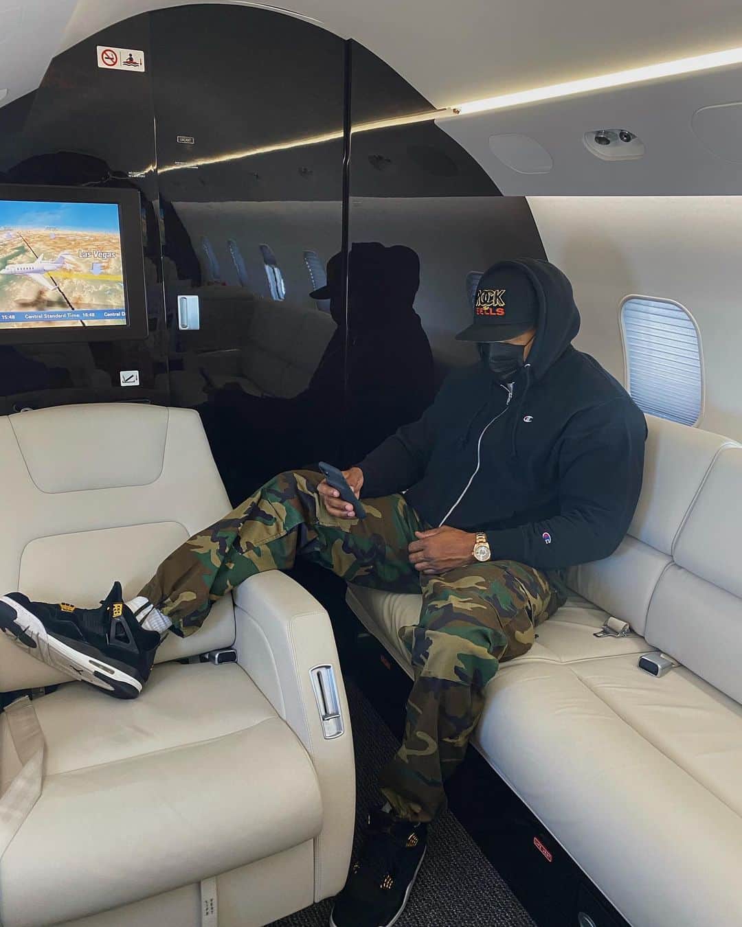LL・クール・Jのインスタグラム：「I’m not gonna lie to you.  I don’t mind flying commercial. This is me  Dodging  the  Rona.」