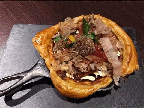 InterContinental Tokyo Bayさんのインスタグラム写真 - (InterContinental Tokyo BayInstagram)「. ニューヨークラウンジでは、これからの季節にぴったりのあつあつオープンパイをご用意🥧 . スキレットに溢れるくらいの大きいパイ生地の上に、お好み焼きを再現。 フォアグラとトリュフをのせた豪華な一品です✨ . クリスマスデコレーションされたラウンジで、プチ贅沢な時間をお過ごしください💕 . #インターコンチネンタル東京ベイ #ホテルインターコンチネンタル東京ベイ #intercontinentaltokyobay #ニューヨークラウンジ#newyorklounge #オープンパイ #お好み焼き #フォアグラ #lトリュフ  #あつあつ #贅沢な時間  #ラグジュアリー  #ホテルラウンジ #ラウンジ #クリスマスデコレーション  #クリスマスリース  #クリスマス #クリスマスパーティー #クリパ  #クリスマス女子会 #クリスマスデート」11月29日 8時13分 - intercontitokyobay