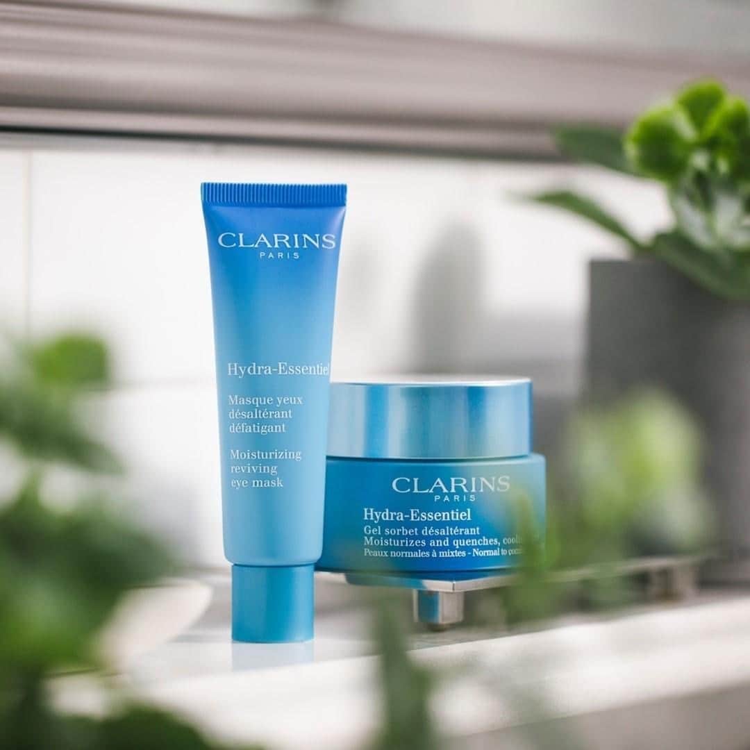 Clarins Canadaのインスタグラム：「Colder weather calls for hydration.💧⁣ Protect your skin from dehydration with the Hydra-Essentiel range. The organic leaf of life extract its formulas contain help boost the skin’s natural hydration mechanisms, leaving it feeling fresh and comfortable.⁣ __________⁣ L'arrivée du temps froid nous rappelle l'importance de l'hydratation.💧⁣ Protégez donc votre peau de la déshydratation avec la gamme Hydra-Essentiel. L'extrait de kalanchoé bio que ses formules contiennent aide à stimuler les mécanismes naturels d'hydratation de la peau, la laissant confortable et radieuse.⁣ .⁣ .⁣ .⁣ 📸 : @clarinsuk⁣ #Clarins #ItsAllAboutYou #HydraEssentiel #Hydration」