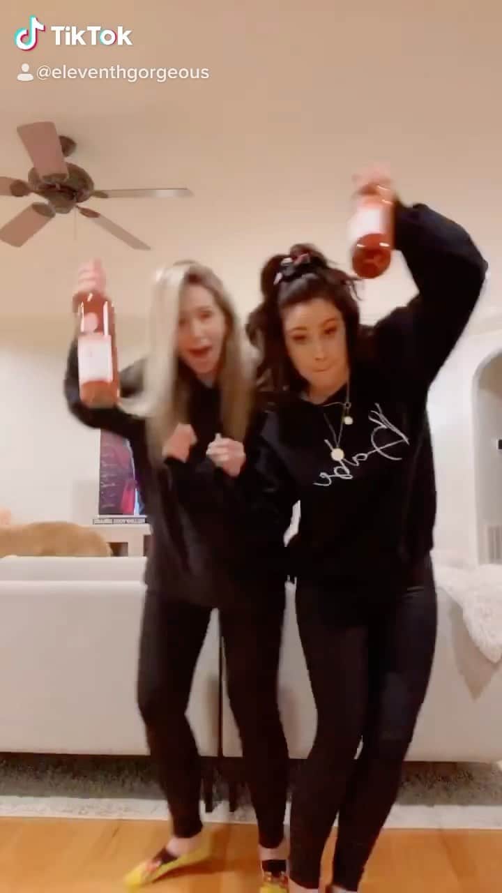 Tracy and Stefanieのインスタグラム：「PIcture this. It’s New Year’s Eve and 2020 is about to end. 🙏🎉 #almostthere #2020 #2020memes」