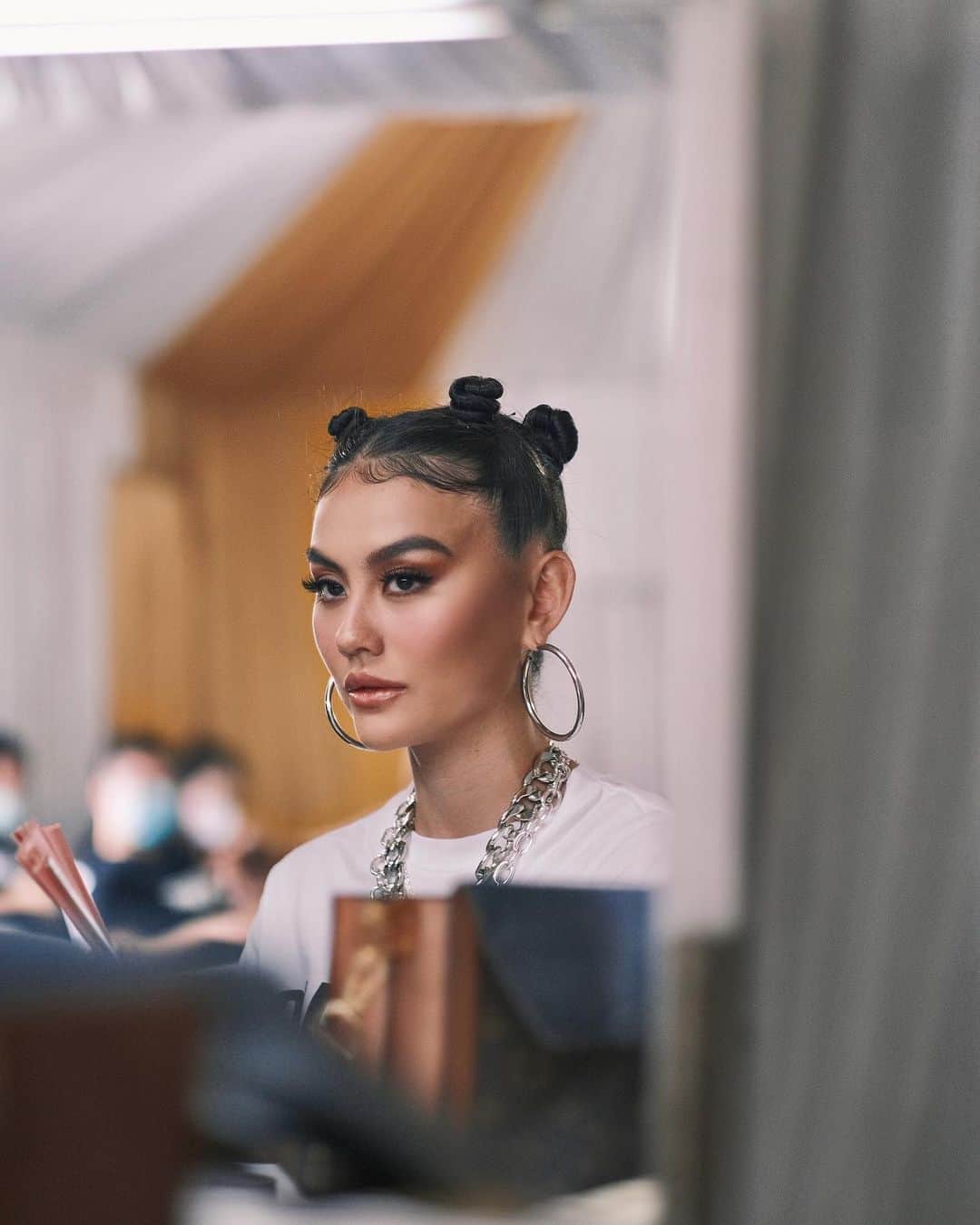 アグネス・モニカのインスタグラム：「Caption this 👻 . . #AGNEZMO」