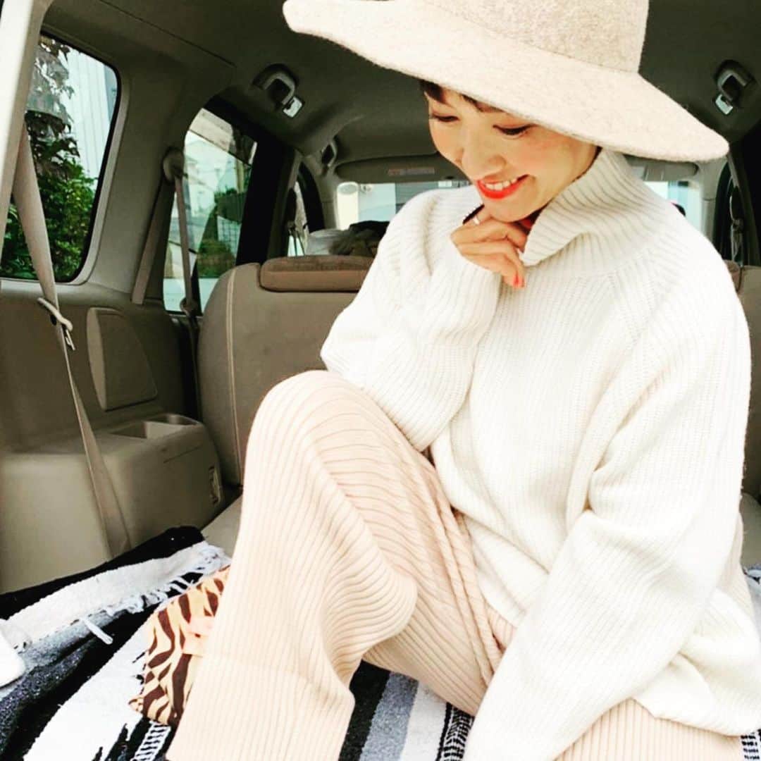 のインスタグラム：「♡ ♡ ♡  ＧＭ　🌵　Sunday   朝起きて　窓をあけて  冷たい空気にあたって  深呼吸して　温かいカフェオレの  かわりに　#酵素ドリンク  を✨  #ファスティング  #now  リセット🌵２日目です  今日１日　乗り切ろうw  あ〜　Campにいきたいな🌵  Have a lovely weekend ♡  #beacheyuko#iucorina  #gblue#セーターコーデ #バンツコーデ #shonan #湘南#drive #camp #コーデ #fashion #myroom #海のある生活 #morning #温活#酵素ドリンク #インナービューティー @estheprolabo_official」