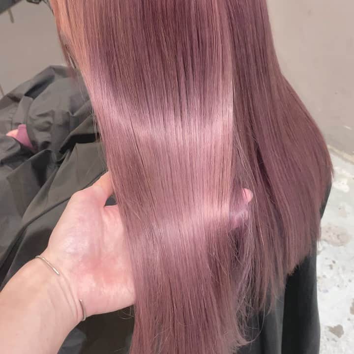 Beleza_official_instagramのインスタグラム：「ハイブリーチで作るエモピンク☺︎ . 一人ひとりに合ったカラーを提案します😊 . ブリーチはハイブリーチメニューがおすすめです✌︎ .  ブリーチは誰に任せるかで仕上がりが全く違います。 .  絶対に失敗したくない方は是非指名予約をおすすめします！！ . 僕だけのオリジナルレシピとマル秘テクニックで艶々サラサラハイトーンにします！！」