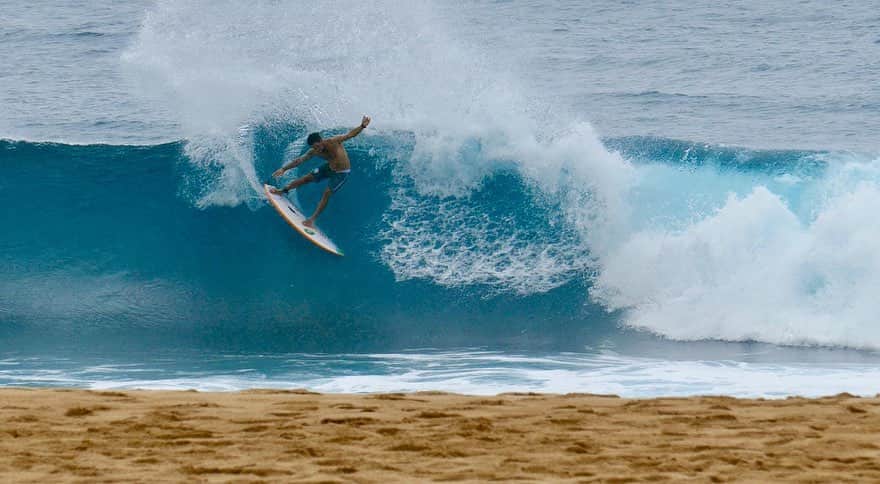 アドリアーノ・デ・ソウザのインスタグラム：「Final de semana de estudos com as imagens de umas semanas atrás 😃🙌🔥 @chilli_surfboards」