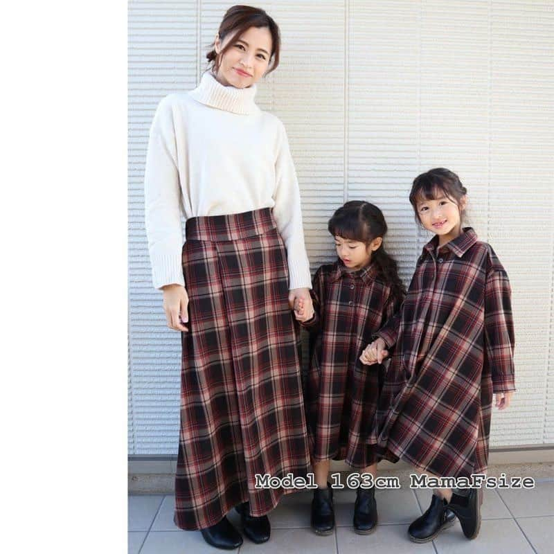 かわいいベビー服・子供服Babychuさんのインスタグラム写真 - (かわいいベビー服・子供服BabychuInstagram)「【おしゃれ見え😍ママ服＆グッズも大好評👑合わせてGET👍】 . なんとママ服2,300円👛着回し力抜群🥰着心地柔らかタートルリブ✨✨ いま大注目のママアイテムです👀💕 . べびちゅオリジナル🌟ブラウンチェックのフレアーマキシスカートを合わせたコーデもオススメです😘🎵 . 着るだけでオシャレに💓らくちんママコーデで、この冬もステキに過ごしましょ🤗 . 新作ヘアゴムも、みんな合わせてGETしてるよ🎀 . . 🧚‍♀️柔らかタートルリブニット カラー:グレー/ブラック/ベージュ/ブラウン プライス:2,300円+tax . . 🧚‍♀️コールシャツワンピース カラー:ネイビー プライス:4,000円+tax（11月30日までの特別価格） . . 🧚‍♀️《Babychuオリジナル》フレアーマキシスカート カラー:ブラウンチェック プライス:5,500円+tax . . 🧚‍♀️メタルヘアゴム カラー:オーバルシルバー/オーバルゴールド/リーフシルバー/リーフゴールド プライス:600円+tax . . プロフィール欄のURLから、べびちゅHPへGO💨 . . 🌟合わせてチェック👀 超おトク👛べびちゅの冬SALEは明日まで🎊 . ⏰11月30日（月）23:59まで！ . 今回は、超おトクな「均一価格」もご用意🙌 最大７２％ＯＦＦ👛 べびちゅの冬セール、初日が必見👀✨ . 冬の最新アイテムもSALE初登場いっぱい✌️ . 人混みを避けたい今は、お家で快適お買い物😉💕 べびちゅの冬セール、存分に楽しんでね🎉 . 売りきれごめん💦 急いで～🏃‍♀️🏃‍♂️💨 . プロフィール欄のURLから、べびちゅＨＰへGO🧚‍♀️ 上部のバナーからSALE会場へいけるよ💕 . . 紹介アイテム品番:wo-ckt0051 . . #タートル #リブニット #秋の新作 #べびちゅ #babychu #ママ服 #ママ #ママコーデ #ママコーディネート #ママファッション #カジュアルコーデ #プチプラコーデ #着回しコーデ #大人カジュアル #着痩せ #高見えコーデ #主婦コーデ #コーディネート #シンプルコーデ #女の子ママ #男の子ママ #今日の服 #きょコ #大人可愛い #babychujp #べびちゅstylingcollection #stayhome #おうち時間」11月29日 8時43分 - babychu2014