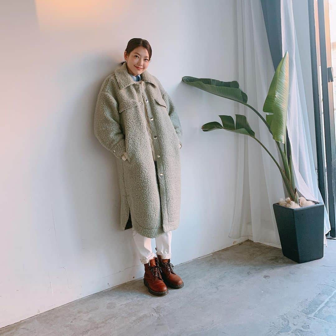 のインスタグラム：「モコモコあったか @johnbull_private_labo_womens のボアコート。 日に日に寒くなってきて寒がりの私はすでに春が待ち遠しいけれど、コートやニットなどの冬アイテムは大好きです🧤🧣☃️❤️ ・ #johnbull_private_labo  #ジョンブル #冬 #アウター #コート #ボアコート #あたたかい  #冬物」