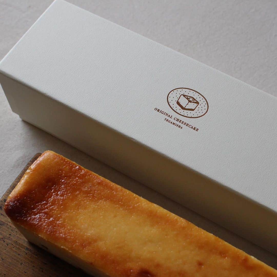 手紙社のインスタグラム：「【オンライン限定のケーキを週末店頭販売いたします！】 オンラインでご好評いただいております、プレミアムチョコレートケーキ、チーズケーキ、ラムレーズンチーズケーキの3種を週末（土曜、日曜）につつじヶ丘本店にて販売いたします。 YUNOSUKEさんがデザインしてくださいました化粧箱にいれてのお渡しになります。冷凍状態、保冷剤をつけて紙袋に入れてのお渡しになりますので、お近くにお住まいの方はぜひご利用くださいませ。  数に限りがありますので、在庫等の状況はつつじヶ丘本店（042-444-5331）までお電話ください。  2020.11.29  @tegamisha_onlineshopプロフィールにありますリンクから手紙社オンラインショップ→menuのジャンルから探す→【手紙社の美味しいもの】にてご覧いただけます。  #手紙社#手紙舎#tegamisha#手紙社オンラインショップ#チーズケーキ#プレミアムチョコレートケーキ#ラムレーズンチーズケーキ」