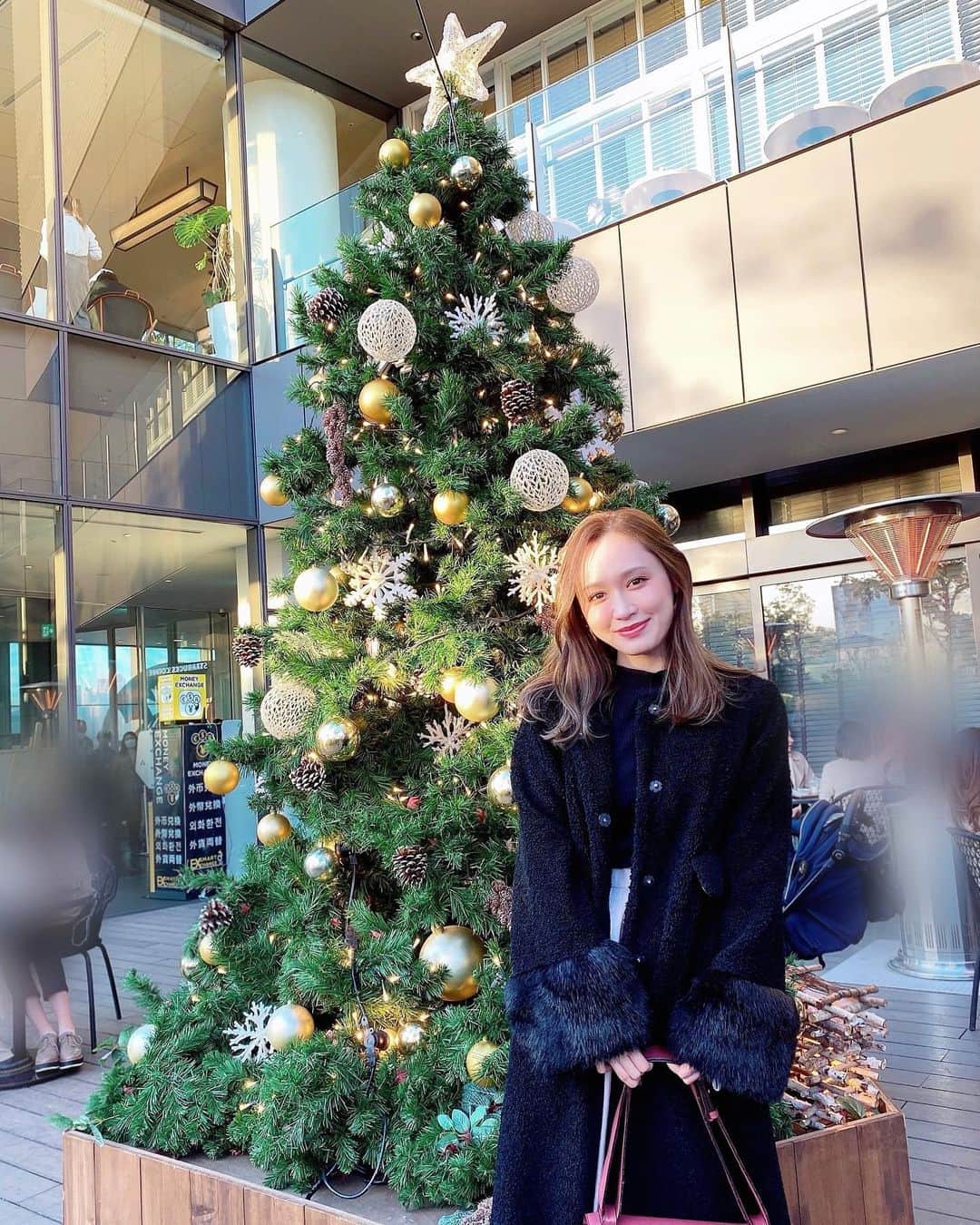 伊藤千凪海のインスタグラム：「生放送前にbillsでお茶💓﻿ ﻿ 外に出たらクリスマスっぽくなってたよ〜﻿ ﻿ 今年は何しようかな😋😋﻿ ﻿ ﻿ ﻿ #クリスマス #表参道 #bills #xmas﻿ #クリスマスツリー #christmas #🎄」