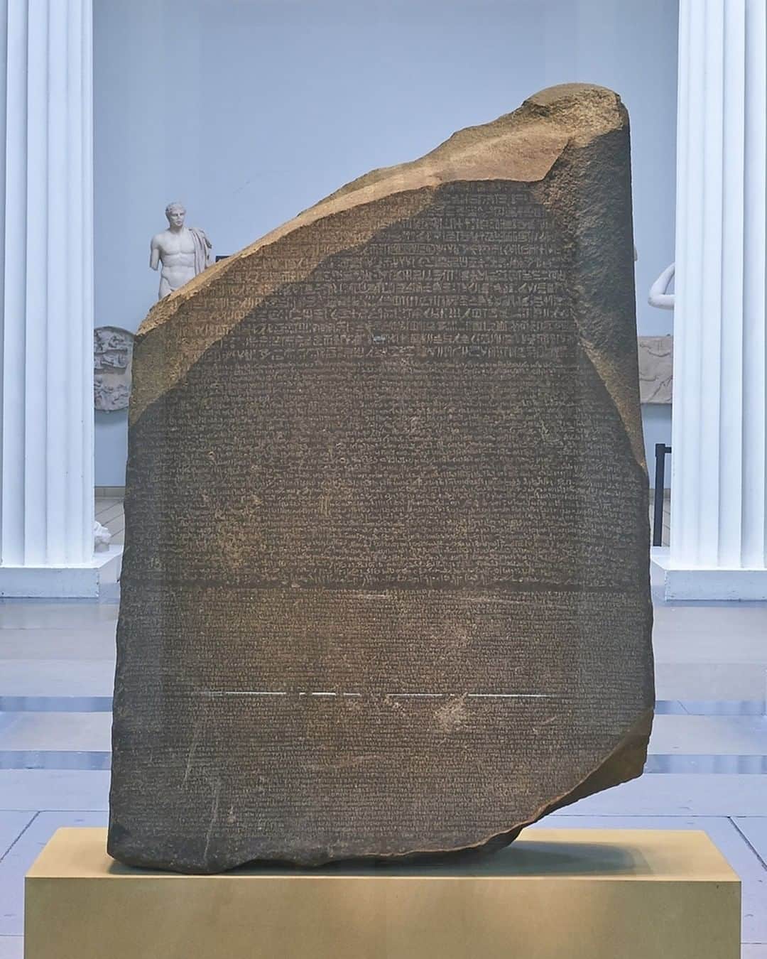 大英博物館さんのインスタグラム写真 - (大英博物館Instagram)「The Rosetta Stone is one of the most well-known objects in the Museum, but how much do you know about it?  What does the inscription say?   Why was it the key to deciphering hieroglyphs?   Who cracked the code?  Find out everything you ever wanted to know about the Rosetta Stone in our blog – head to blog.britishmuseum.org  Don’t forget there’s 20% off everything in our online shop this weekend when you spend over £30 – use code BF20 at the checkout 🛍 Hurry – ends midnight today!  🔎 The Rosetta Stone, from Rashid (Rosetta), Egypt, 196 BC.  #BritishMuseum」11月29日 19時30分 - britishmuseum