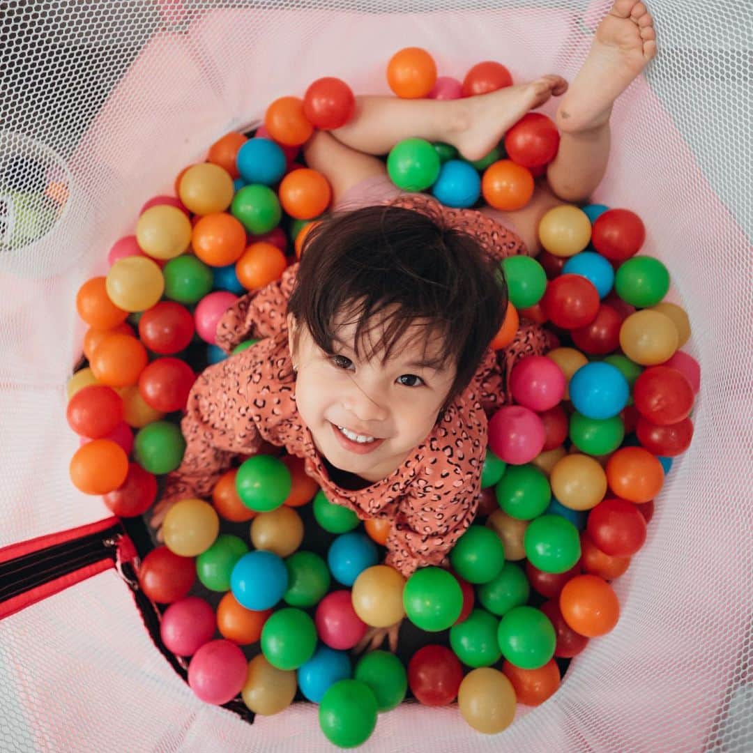 チェルシー・オリビアのインスタグラム：「Selamat hari minggu Aunty & Uncle ♥️ Perasaan aku aja atau gimana yah,kok aku ngerasa makin besar mirip aku yahh kamu @nastusha.olivia.alinskie hahaha 😝  . . Tapi kayanya perasaan aja deh karna makin kesini semua pada bilang kamu tuh yahh duplikat-nya Daddy @glennalinskie 😏」