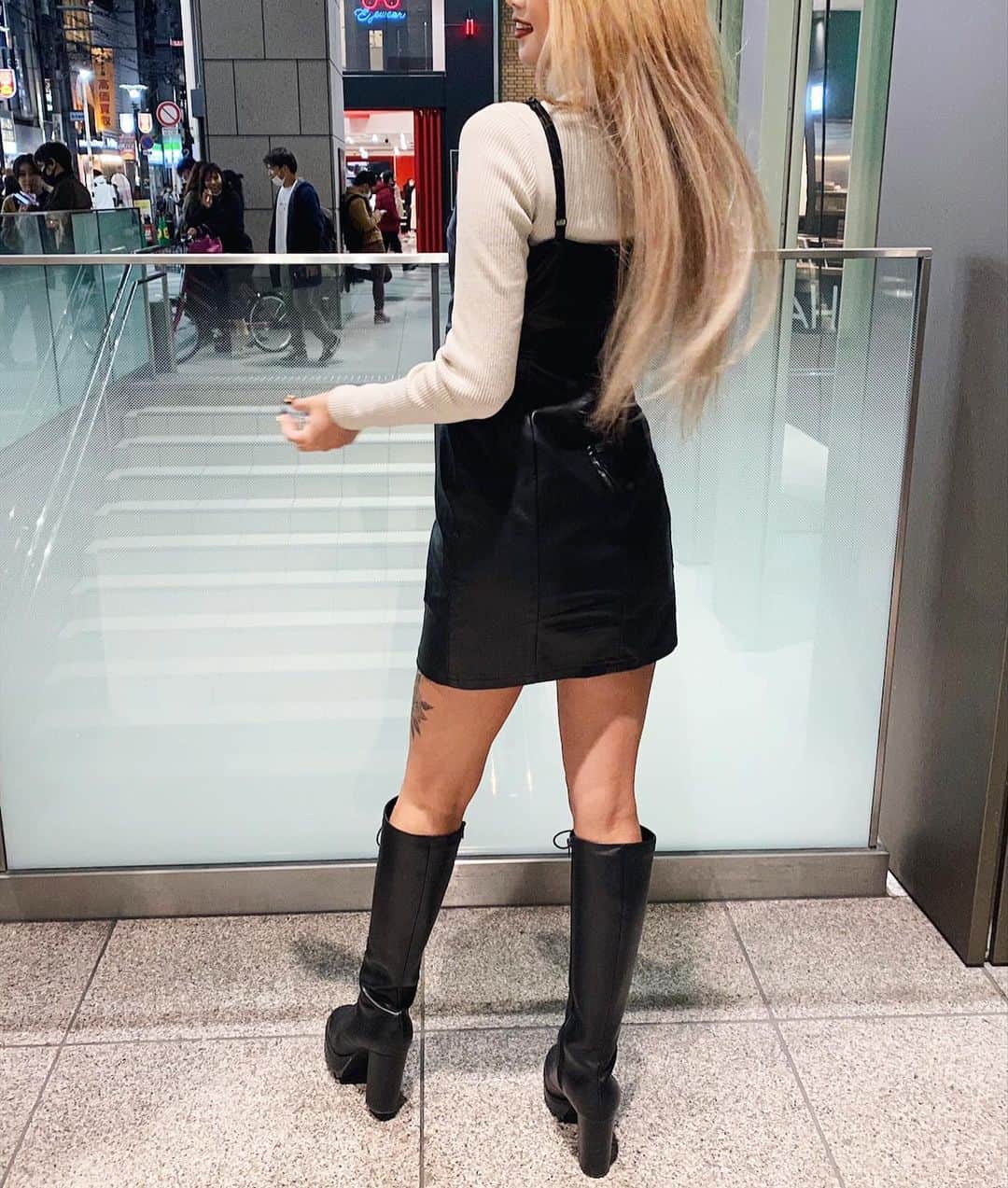 のインスタグラム：「#𝓸𝓸𝓽𝓭☪︎⋆｡˚✩ . . . やっと着れた🖤🖤🖤🖤🖤 全身EGOISTコーデ🖤 . レザー大好き女やから しっかりGETしたワンピ🥰🙏 くびれのラインありがたい🥰🙏🙏 . 全身 @egoist_official 🐥 . #あみ私服#あみしふく#秋コーデ #ootd#mycode#codinate #AW#autumncode#autumnstyle #EGOIST#dayoff#shopping」