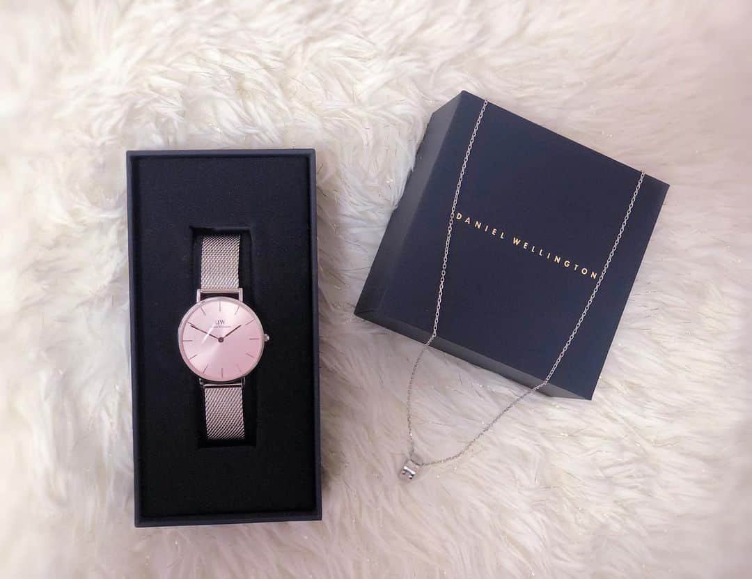 のインスタグラム：「@danielwellington   2020年最大のDW Black Fridayセールが 明日までの期間限定実施中です☺️  www.danielwellington.com/jpや DW直営店舗にて最大50％OFFになる とってもお得なセールなので是非見てみてね❤︎  15％OFFクーポンコード 【mami11】の併用でさらにお得になります🥰  こんな感じで可愛く届くから プレゼントにもぴったりだよ🎁  @danielwellington  #ダニエルウェリントン  #DWブラックフライデー」