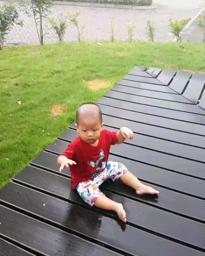 デビー・スサントのインスタグラム：「Happy Sunday 👪💖 Mikhael si anak petualang 😆 Nanti kalo gedean dikit maen ujan ya sama mama 😁」