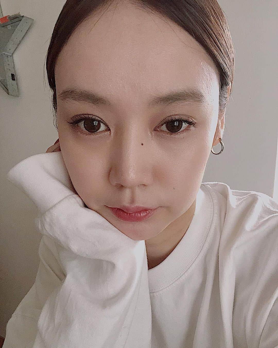 のインスタグラム：「・ 💁🏻‍♀️真正面から失礼しますね  今日は アイラインをやめて マスカラを根元から丁寧に 👀！ UZUのMOTE MASCARAシリーズの セパレートを2度塗り✌🏻   ・ バサバサになりすぎずに アイライン無しでも目力がでて 💯 コームタイプだから 下睫毛も塗りやすい 👏🏻　 使えば使うだけハリコシが出る成分が入ってるのも 🙆🏻‍♀️ ・ ・  #uzu #motemascara #本気のまつげケア。 #マスカラ」