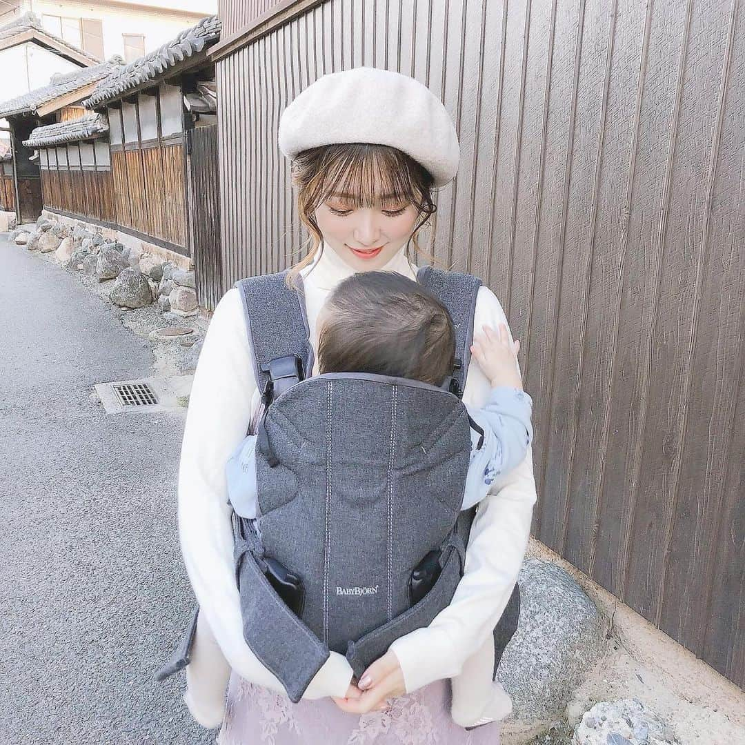 伊藤りかさんのインスタグラム写真 - (伊藤りかInstagram)「． 熱も下がったのでお家の周りを少しだけお散歩◌ * いつも使ってる抱っこ紐の新しいバージョン⸝⋆ メッシュ素材のピンクだったので、 秋冬用にコットン素材のデニムグレーを..🐘✨ * 新生児から約３歳まで使えるから なが〜い目でみてこの抱っこ紐を選んびました◌ ４通りの抱っこやおんぶができるから飽きないね👶🏻 そろそろ前抱き抱っこに挑戦しようと思う。♡ * たっぷりのショルダーパッドで肩の負担も軽減！ 確かに抱っこしやすいからリピした🥺💘 調べたら日本人の体格に考慮した専用モデルだった..♩ * @babybjorn  #男の子ママ #男の子ベビー #おとこのこママ #ママコーデ #ママファッション #ママライフ #ママリ #秋コーデ #ニットコーデ #デートコーデ #抱っこ紐 #ベビービョルン #生後8ヶ月 #ベビー用品 #散歩コーデ #ベレー帽 #ベレー帽アレンジ #8ヶ月ベビー #新米ママ #code #ootd #fashion #ad #babybjorn #伊藤りか #snsクリエイター」11月29日 18時04分 - rrrika.i