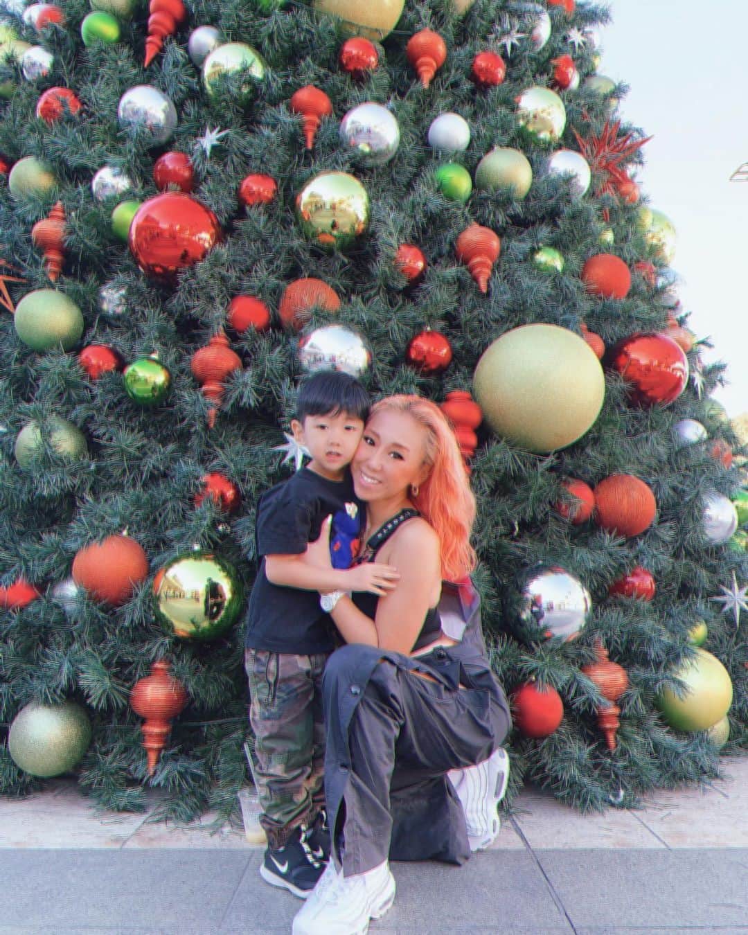 JAMOSAのインスタグラム：「‘Tis the season to be Jolly🎄11月なのに半袖だよーCali最高🥰☀️」