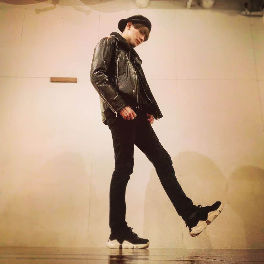 向山毅さんのインスタグラム写真 - (向山毅Instagram)「#LOVELESS  #ボアカラーエクセラレザーダウン #mensfashion #ootd #blackcoordinate #newitem  #ブラックコーディネート してみた #GIVENCHY #KNIT  #pants #LOVELESS #👖 #UnravelProject #BenTaverniti #sneakers #👟  #ベロアハンチング #override #メンズファッション #マスクファッション #メンズコーデ  #黒 マスク #ベロア  #SOLIDEMO #向山毅 #北九州市観光大使」11月29日 18時10分 - take_solidemo