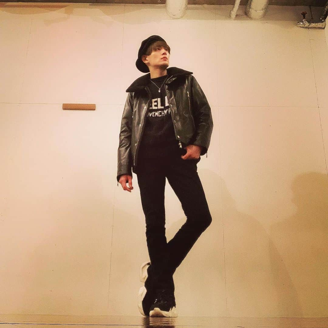 向山毅さんのインスタグラム写真 - (向山毅Instagram)「#LOVELESS  #ボアカラーエクセラレザーダウン #mensfashion #ootd #blackcoordinate #newitem  #ブラックコーディネート してみた #GIVENCHY #KNIT  #pants #LOVELESS #👖 #UnravelProject #BenTaverniti #sneakers #👟  #ベロアハンチング #override #メンズファッション #マスクファッション #メンズコーデ  #黒 マスク #ベロア  #SOLIDEMO #向山毅 #北九州市観光大使」11月29日 18時10分 - take_solidemo