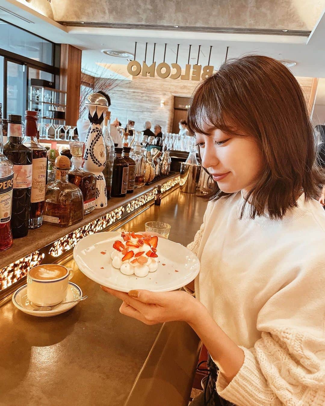 瀬口かなのインスタグラム：「﻿ ﻿ THE AOYAMA GRAND HOTELでランチ🍴﻿ ﻿ ﻿ なかなかマッサマンカレーがメニューにあるお店ないから嬉しくてつい頼んじゃったんですけど美味しかった〜🥺✨﻿ ﻿ ﻿ そして苺のバシュラングラッセ🍓﻿ ﻿ 雲のようなメレンゲをサクサクしていくと、中にいちごのソルベがあって美味しかった😍﻿ ﻿ ﻿ 季節によってフルーツ変わるみたいだからまた来たいなって思いました🌹✨﻿ ﻿ ﻿ ﻿ #theaoyamagrandhotel #thebelcomo #外苑前ランチ #外苑前カフェ #青山グランドホテル #バシュラングラッセ  #ヴァシュラン #青山ランチ #青山カフェ」