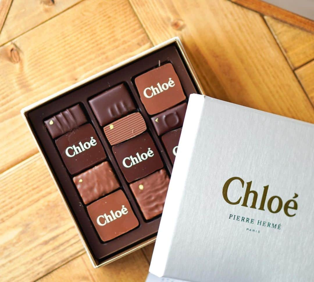 Aiさんのインスタグラム写真 - (AiInstagram)「﻿ 【CHLOE × PIERRE HERME PARIS】﻿ ﻿ 11月28日から発売されたコラボチョコ🍫﻿ ﻿ ■アソリュティマン ド ショコラ ﻿ 　１２個入り／5,500円(税別)﻿ 　CHLOE銀座店、表参道店で販売中﻿ ﻿ デザインとフレーバーがクロエ限定仕様に୨୧﻿ 賞味期限は12／24と長めなのでゆっくり味わおう♡♡﻿ ﻿ コラボチョコは数量限定で﻿ 無くなり次第販売終了のようです。﻿ 気になる人はお早めに◎﻿ ﻿ ﻿ ୨୧･･･････････････････････････････୨୧﻿ ﻿ #ピエールエルメパリ#クロエ #chloe #チョコレート #chocolate #pierreherme #pierrehermeparis #表参道 #表参道ヒルズ #表参道グルメ #銀座グルメ #東京グルメ  #東京カフェ #スイーツ #おやつ #カフェスタグラム  #甘党  #おうちカフェ #おうち時間 #chocolatelover #instacafe #teatime #tokyocafe #cafestagram﻿」11月29日 18時20分 - ai_mahalo