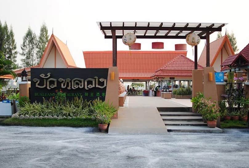 タイ国政府観光庁さんのインスタグラム写真 - (タイ国政府観光庁Instagram)「・﻿ ＼🍽️コーンケーン県で行きたいレストラン🍽️／﻿ ﻿ 今回は、湖岸にあるレストラン「ブアルアン・レストラン」 をご紹介😘﻿ ﻿ 「ブアルアン・レストラン」があるのは、コーンケーン県のケーン・ナコン湖(ブン・ケーン・ナコン)の上🚣﻿ 湖に映る夕日をはじめ水辺の景色を楽しみながら、旬の料理からタイ料理、中華料理までいただけます😋❤️﻿ ﻿ おすすめは、「プラーサームロッド（酢魚）」「プラーパッドチャー（ピリ辛魚炒め）」「ローストダック」😍!!﻿ ﻿ コーンケーン市街のバスターミナルから、車で約10分でアクセスできます🚗💨﻿ ﻿ #タイ美食レストラン #タイ #コーンケーン #イサーン #イサーン料理 #タイ料理 #タイ料理大好き  #食べるの大好き #食べるの好きな人と繋がりたい  #こんなタイ知らなかった #もっと知りタイ #タイ旅行  #旅好きな人と繋がりたい #旅行好きな人と繋がりたい #海外旅行 #thailand #khonkaen #isan  #isanfood #thaifood #thaifoodstagram #thaifoodie #lakesiderestaurant #amazingthailand #thailandtravel #thailandtrip #thai #thaistagram #lovethailand」11月29日 18時20分 - amazingthailandjp