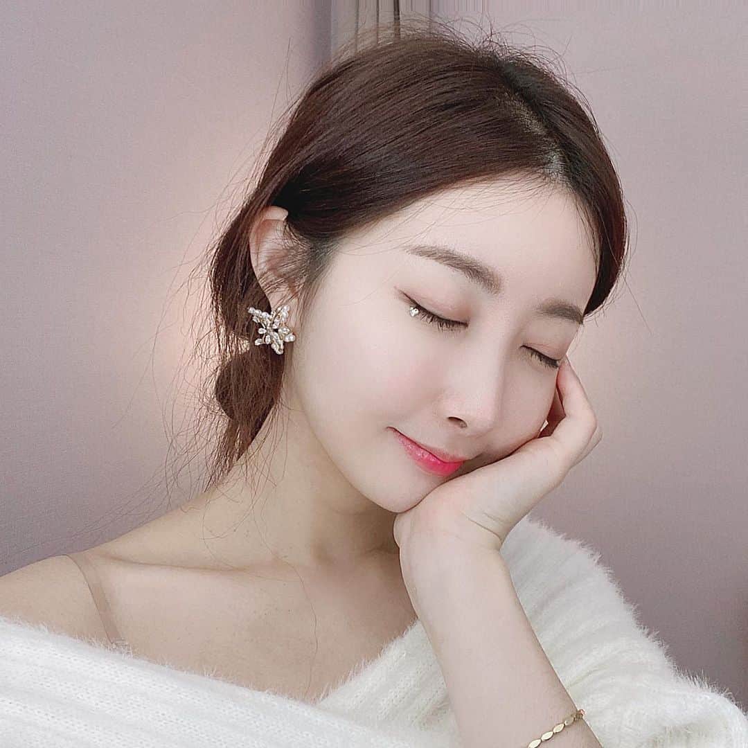 ダンビのインスタグラム：「눈밑 반짝이🤍가 포인트  ✌︎('ω'✌︎ )  #주말일상 #겨울」