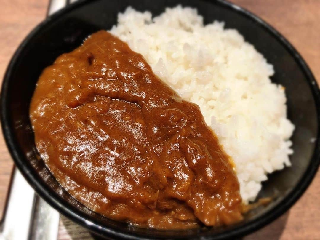 DJ TAROさんのインスタグラム写真 - (DJ TAROInstagram)「【訂正】なんか全然違う焼肉の情報がさっきまで載ってました。なんでだろう🤣 正しくはこちらの六本木のお店です☆彡  Viva‼️11/29（いいニクの日） 六本木のYAKINIKU DAICHI ROPPNGIが旨い😋 ユッケお代わりしたくなる レバも新鮮で角が立ってる タンはブリブリ 赤身系も程よいサシ感でうまい！ウニクは見た目では分からないけど中にウニ入りすぎで最高🤣シメのカレーまで堪能 コスパもいいしここ気に入った #和牛焼肉」11月29日 18時14分 - djtaro